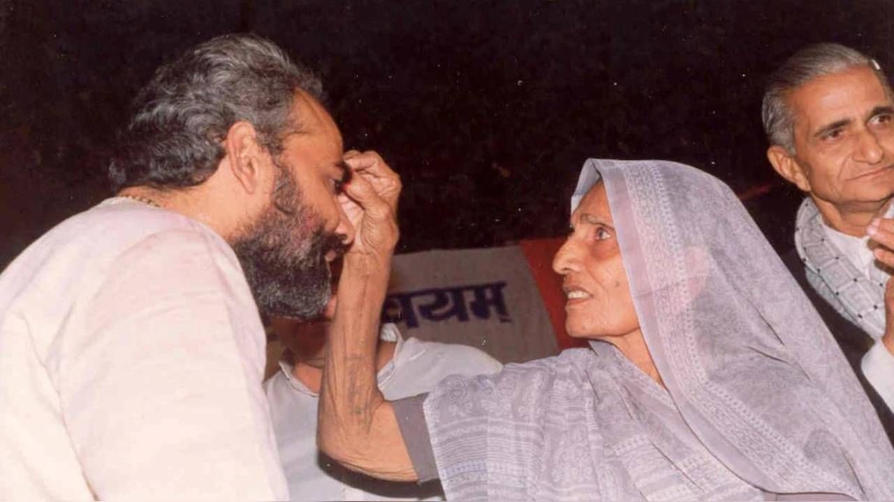 ಚಿಕ್ಕ ವಯಸ್ಸಿನಲ್ಲಿಯೇ ಗೃಹಸ್ಥ ಜೀವನವನ್ನು ತೊರೆದು ಸಾಮಾಜಿಕ ಜೀವನಕ್ಕೆ ಕಾಲಿಟ್ಟ ನರೇಂದ್ರ ಮೋದಿ ಅವರು ತಮ್ಮ ಇಡೀ ಜೀವನವನ್ನು ನಿಸ್ವಾರ್ಥ ಸೇವೆಯ ಮನೋಭಾವದಲ್ಲಿ ಕಳೆದಿದ್ದಾರೆ ಮತ್ತು ಇಂದಿಗೂ ವಿಶ್ವದ ಅತಿದೊಡ್ಡ ಪ್ರಜಾಪ್ರಭುತ್ವದ ಉನ್ನತ ಸ್ಥಾನದಲ್ಲಿದ್ದರೂ ಈ ಮನೋಭಾವ ಇನ್ನೂ ಜೀವಂತವಾಗಿದೆ. ಅನೇಕ ದೇಶಗಳು ಮತ್ತು ವಿಶ್ವದ ಉನ್ನತ ನಾಯಕತ್ವವು ಅವರ ಜೀವನದಿಂದ ಮಾರ್ಗದರ್ಶನವನ್ನು ನಿರೀಕ್ಷಿಸುತ್ತದೆ, ಇದು ಅನೇಕ ಅಚ್ಚರಿಯ ಘಟನೆಗಳು, ಬಿರುಗಾಳಿಗಳು ಮತ್ತು ಏರಿಳಿತಗಳಿಂದ ತುಂಬಿದೆ.
