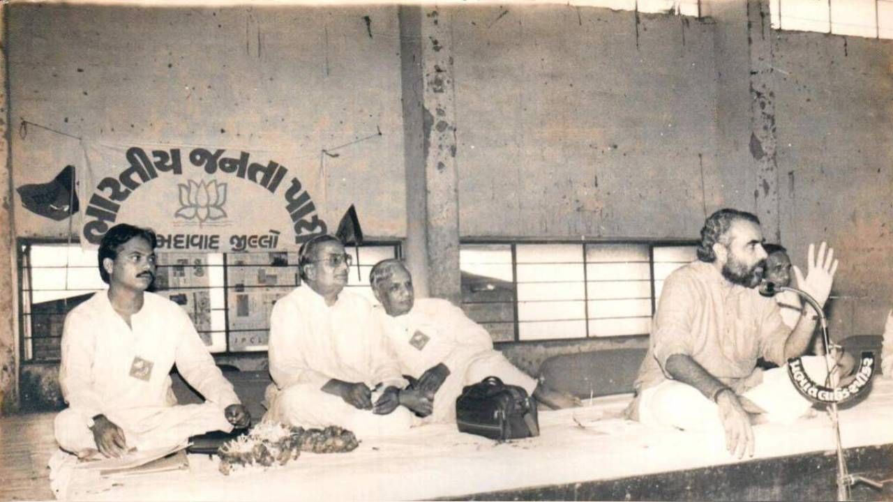 ಸಾರ್ವಜನಿಕರಿಂದ ವ್ಯಾಪಕ ಬೆಂಬಲ, ಜನಪ್ರಿಯತೆ ಮತ್ತು ಅವರ ವ್ಯಕ್ತಿತ್ವದ ಅದ್ಭುತ ಪ್ರಭಾವವು ಅವರನ್ನು ಕಠಿಣ ನಿರ್ಧಾರಗಳನ್ನು ಸಹ ಸುಲಭವಾಗಿ ಕಾರ್ಯಗತಗೊಳಿಸಲು ಸಮರ್ಥರಾದ ದೃಢನಿಶ್ಚಯದ ನಾಯಕರನ್ನಾಗಿ ಮಾಡಿದೆ. ನರೇಂದ್ರ ಮೋದಿಯವರ ಶ್ರೇಷ್ಠ ವ್ಯಕ್ತಿತ್ವವು ಅವರ ನಾಯಕತ್ವ ಸಾಮರ್ಥ್ಯ, ದೂರದೃಷ್ಟಿ ಮತ್ತು ಸಾರ್ವಜನಿಕ ಬೆಂಬಲದ ಪರಿಣಾಮವಾಗಿದೆ. ಅವರು ತಮ್ಮ ಜೀವನದಲ್ಲಿ ಅನೇಕ ಸವಾಲುಗಳನ್ನು ಎದುರಿಸಿದ್ದಾರೆ ಮತ್ತು ಜಯಿಸಿದ್ದಾರೆ, ಇದು ಅವರ ಬಲವಾದ ಇಚ್ಛಾಶಕ್ತಿ ಮತ್ತು ದೃಢಸಂಕಲ್ಪವನ್ನು ತೋರಿಸುತ್ತದೆ.
