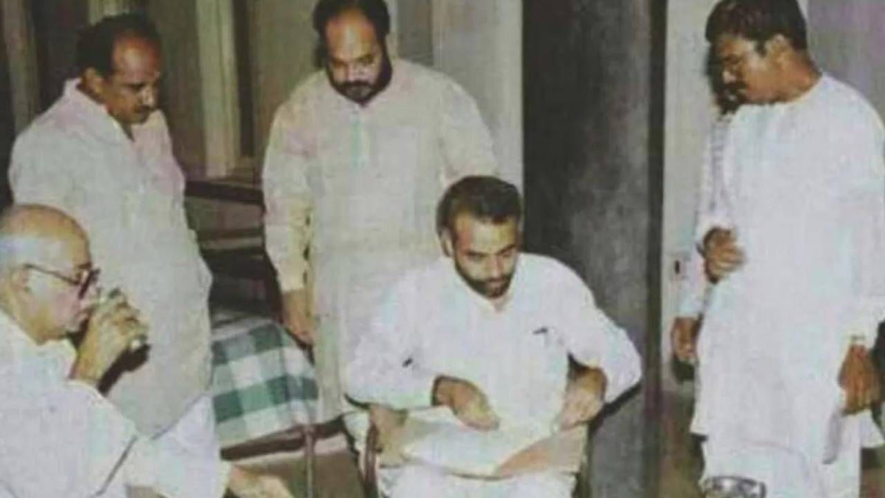 ಪ್ರಧಾನಿ ಭಾರತದ ಭವಿಷ್ಯದ ಬಗ್ಗೆ ಕಾಳಜಿ ವಹಿಸುವ ಒಬ್ಬ ದೂರದೃಷ್ಟಿಯ ನಾಯಕ. ಅವರು ಅನೇಕ ಮಹತ್ವಾಕಾಂಕ್ಷೆಯ ಯೋಜನೆಗಳನ್ನು ಪ್ರಾರಂಭಿಸಿದ್ದಾರೆ. ಇವುಗಳಲ್ಲಿ ಸ್ವಚ್ಛ ಭಾರತ ಅಭಿಯಾನ, ಡಿಜಿಟಲ್ ಇಂಡಿಯಾ ಮತ್ತು ಮೇಕ್ ಇನ್ ಇಂಡಿಯಾ ಇತ್ಯಾದಿಗಳು ಭಾರತವನ್ನು ಅಭಿವೃದ್ಧಿ ಹೊಂದಿದ ರಾಷ್ಟ್ರವಾಗಲು ಸಹಾಯ ಮಾಡುತ್ತಿವೆ.
