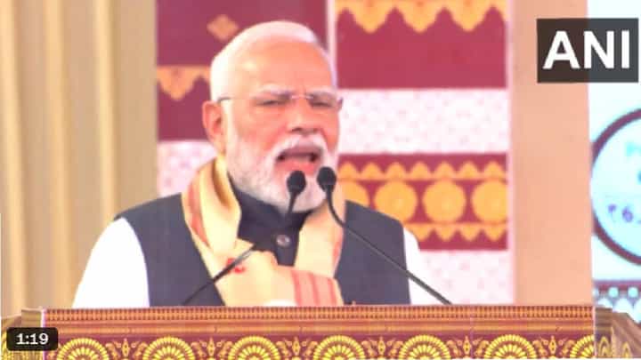 Video: ಕಾಂಗ್ರೆಸ್ ಪಾಕ್ ಉಗ್ರರೊಂದಿಗೆ ಕೈಜೋಡಿಸಿ,ಒಳನುಸುಳುಕೋರರನ್ನು ಬೆಂಬಲಿಸುತ್ತಿದೆ: ಪ್ರಧಾನಿ ಮೋದಿ Video: ಕಾಂಗ್ರೆಸ್ ಪಾಕ್ ಉಗ್ರರೊಂದಿಗೆ ಕೈಜೋಡಿಸಿ,ಒಳನುಸುಳುಕೋರರನ್ನು ಬೆಂಬಲಿಸುತ್ತಿದೆ: ಪ್ರಧಾನಿ ಮೋದಿ