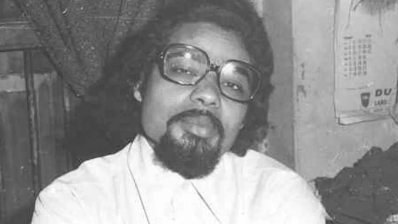 ಪಿಎಂ ಇಂಡಿಯಾ ಪ್ರಕಾರ, ಪ್ರಧಾನಿ ಮೋದಿ ಅವರು ಬಾಲ್ಯದಿಂದಲೂ ಬಹಳ ಮಹತ್ವಾಕಾಂಕ್ಷೆಯುಳ್ಳವರಾಗಿದ್ದರು ಎಂದು ಅವರ ಶಾಲಾ ಸ್ನೇಹಿತರು ಹೇಳುತ್ತಾರೆ. ಅವರಿಗೆ ಪುಸ್ತಕಗಳನ್ನು ಓದುವುದು ತುಂಬಾ ಇಷ್ಟವಾಗಿತ್ತು. ಶಾಲೆಯಲ್ಲಿ ಚರ್ಚಾ ಸ್ಪರ್ಧೆಗಳಲ್ಲಿ ಭಾಗವಹಿಸುತ್ತಿದ್ದರು. ಸ್ಥಳೀಯ ಗ್ರಂಥಾಲಯದಲ್ಲಿ ಗಂಟೆಗಟ್ಟಲೆ ಓದುತ್ತಿದ್ದರು. ಅವರಿಗೆ ಬಾಲ್ಯದಿಂದಲೂ ಈಜುವುದೂ ಇಷ್ಟವಾಗಿತ್ತು.
