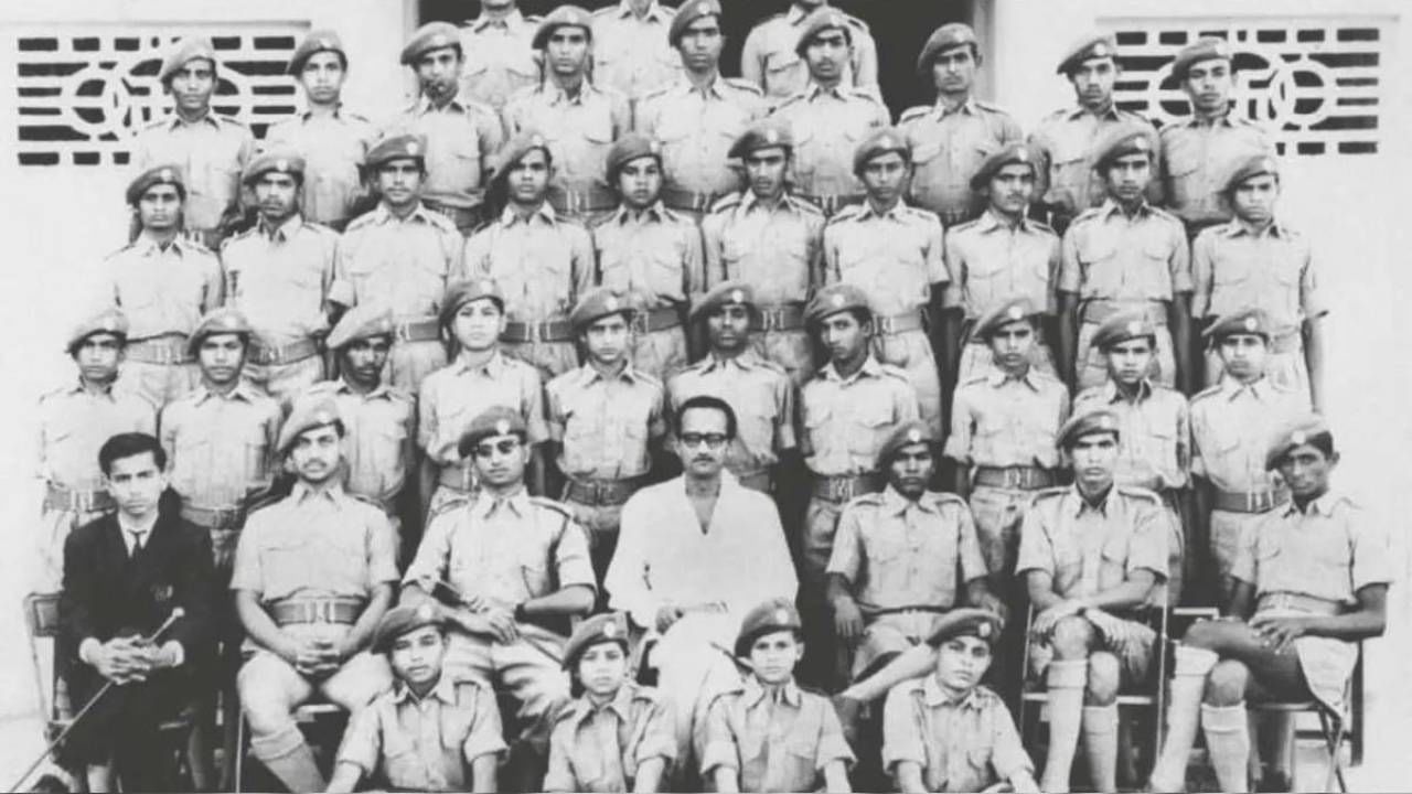 ಪ್ರಧಾನಿ ಮೋದಿ 1950 ರ ಸೆಪ್ಟೆಂಬರ್ 17 ರಂದು ಗುಜರಾತ್‌ನ ಸಣ್ಣ ಪಟ್ಟಣವಾದ ವಡ್ನಗರದಲ್ಲಿ ಜನಿಸಿದರು. ಅವರ ಬಾಲ್ಯವು ತೀವ್ರ ಬಡತನದಲ್ಲಿ ಕಳೆದಿತು. ಅವರು ತಮ್ಮ ತಂದೆ ದಾಮೋದರದಾಸ್ ಮುಲ್ಚಂದ್ ಮೋದಿ ಅವರೊಂದಿಗೆ ವಡ್ನಗರ ರೈಲ್ವೆ ನಿಲ್ದಾಣದಲ್ಲಿ ಚಹಾ ಮಾರಾಟ ಮಾಡುತ್ತಿದ್ದರು. ಅವರ ತಾಯಿ ಹೀರಾಬೆನ್ ಒಬ್ಬ ಸಾಮಾನ್ಯ ಗೃಹಿಣಿ. ಪ್ರಧಾನಿ ಮೋದಿ ಅವರು ನಾಲ್ವರು ಒಡಹುಟ್ಟಿದವರಲ್ಲಿ ಮೂರನೇಯವರು.