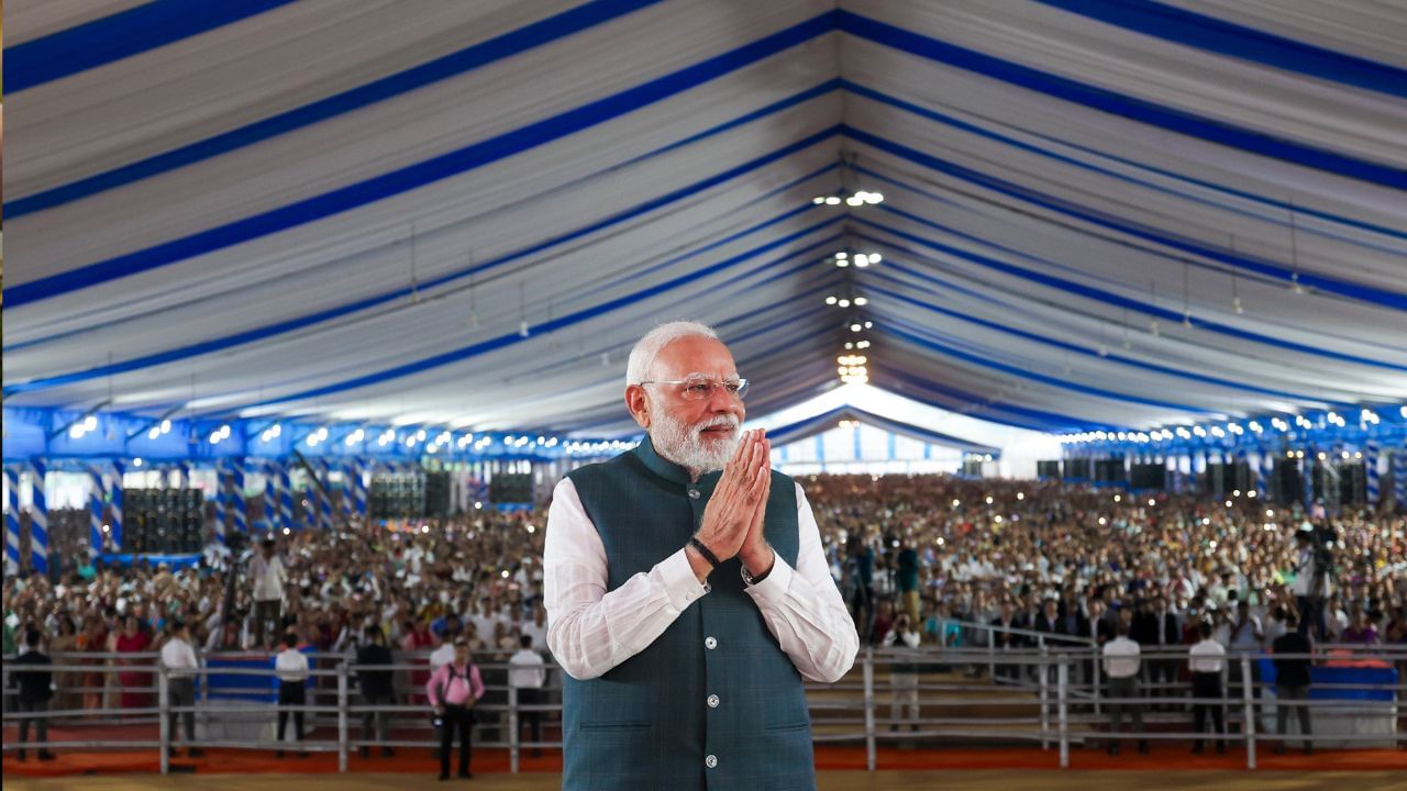 ನಿಮ್ಮಂತ ಪ್ರಧಾನಿ ದೇಶಕ್ಕೆ ದೊರೆತಿರುವುದು ಈ ದೇಶದ ಪುಣ್ಯ. ಭಾರತಾಂಬೆಯ ನಿಜವಾದ ಸುಪುತ್ರರು ನೀವು. ನೂರುವರ್ಷಗಳ ಸಂತೃಪ್ತ ಜೀವನ ನಿಮಗಿರಲಿ, ನೊರು ವರ್ಷವೂ ನೀವೇ ಪ್ರಧಾನಿಗಳಾಗಿರುವಂತೆ ಆಗಲಿ, ಭಾರತ ಭ್ರಷ್ಟರಿಂದ ಮುಕ್ತವಾಗಲಿ ಮತ್ತು ಈ ದೇಶಕ್ಕೆ ಹಿಂದೂ ದೇಶವಾಗಿ ಅಧಿಕೃತ ಘೋಷಣೆಯನ್ನು ನೀವೇ ಮಾಡುವ್ಸಂತಾಗಲಿ.