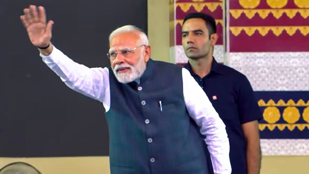 ವಿಶ್ವ ಕೀರ್ತಿ ಭಾರತ ಪ್ರಜಾ ಸ್ಫೂರ್ತಿ ಅಂತಾರಾಷ್ಟ್ರೀಯ ಇಪ್ಪತ್ತೆಂಟು ದೇಶಗಳ ಅತ್ಯುನ್ನತ ಪ್ರಶಸ್ತಿ ಭೂಷಿತ ಭಾರತವೇ ಮನೆ ಜನರೇ ಕುಟುಂಬ ಅವರ ಕಲ್ಯಾಣವೇ ಕಾಯಕ ಅಂತ ದಿನದ 24 ತಾಸು ದೇಶದ ಚಿಂತನೆ ಯಲ್ಲಿ ನಿದ್ದೆ ಇಲ್ಲದೆ ರಾತ್ರಿ ಕಳೆಯುವ ರಜೆ ಇಲ್ಲದೆ ದಣಿವರಿಯದ ಹಿಂದೆ ಯೂ ಮುಂದೆ ಯಾರೂ ಸಿಗದ ಅಪರೂಪದ ಪ್ರಧಾನಿ ಶ್ರೀ ನರೇಂದ್ರ ಮೋದಿ ಜಿ ಅವರಿಗೆ ಹುಟ್ಟು ಹಬ್ಬದ ಹಾರ್ದಿಕ ಶುಭಾಶಯಗಳು