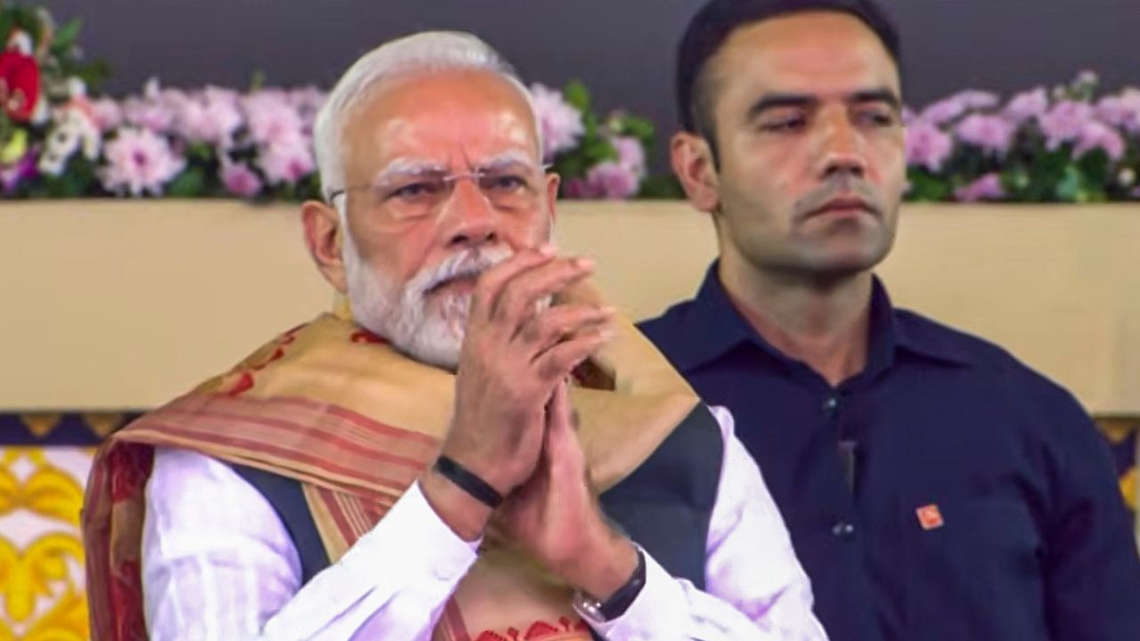 ಮೋದಿಜಿ ಹ್ಯಾಪಿ ಬರ್ತಡೆ ದೇವರು ನಿಮಗೆ ಆರೋಗ್ಯ ಕೊಡಲಿ, ನಮ್ಮ ದೇಶನ ನಂಬರ್ ಒನ್ ಸ್ಥಾನಕ್ಕೆ ತಗೊಂಡು ಹೋಗಬೇಕು ನೀವು ವಿಶ್ವ ನಾಯಕ ಆಗಬೇಕೆಂಬ ಬಯಕೆ ನಿಮ್ಮಿಂದ ನಮ್ಮ ದೇಶದ ಹಾರ್ದಿಕತೆ ಮುನ್ನುಡಿ ಬರೆಯುತ್ತಿದೆ ಕೆಲವು ಜನಗಳು ಬಾಯಿಗೆ ಬಂದಾಗ ಮಾತಾಡಿದ್ರು ಸಹ ಯಾವುದಕ್ಕೂ ಜಗ್ಗದೆ ದೇಶ ಮುನ್ನಡೆಸಿಕೊಂಡು ಹೋಗಿ ನಿಮಗೆ ಆ ದೇವರು ಆರೋಗ್ಯ ಕೊಟ್ಟು ಸಕಲ ಐಶ್ವರ್ಯ ಕೊಟ್ಟು ದೇವರು ಕಾಪಾಡಲಿ