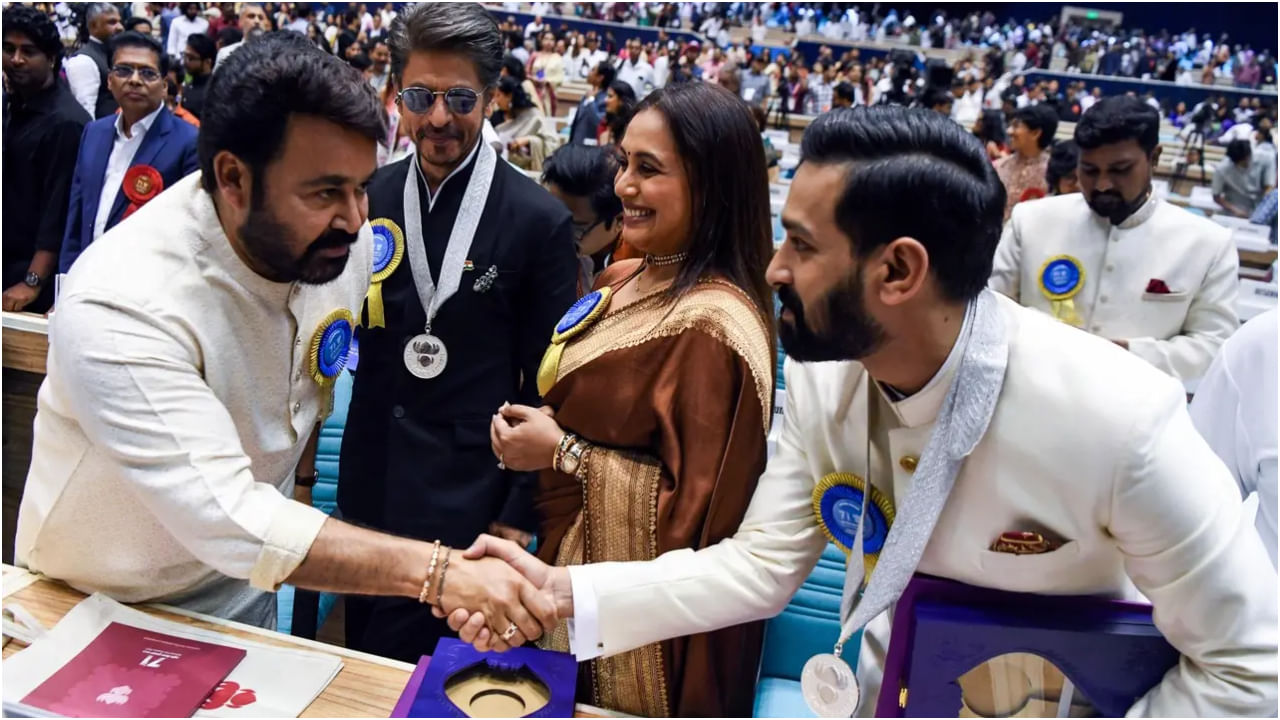 ಪ್ರಮುಖ ಪ್ರಶಸ್ತಿಗಳನ್ನು ಪಡೆದ ವಿಕ್ರಾಂತ್ ಮಾಸಿ, ರಾಣಿ ಮುಖರ್ಜಿ, ಶಾರುಖ್ ಖಾನ್ ಮತ್ತು ಮೋಹನ್​ಲಾಲ್ ಅವರು ಒಂದೇ ಸಾಲಿನಲ್ಲಿ ಕುಳಿತಿದ್ದರು. ವಿಕ್ರಾಂತ್ ಮಾಸಿ ಮತ್ತು ಮೋಹನ್​​ಲಾಲ್ ಅವರು ಕೈ ಕುಲುಕಿ ಮಾತನಾಡಿದರು.