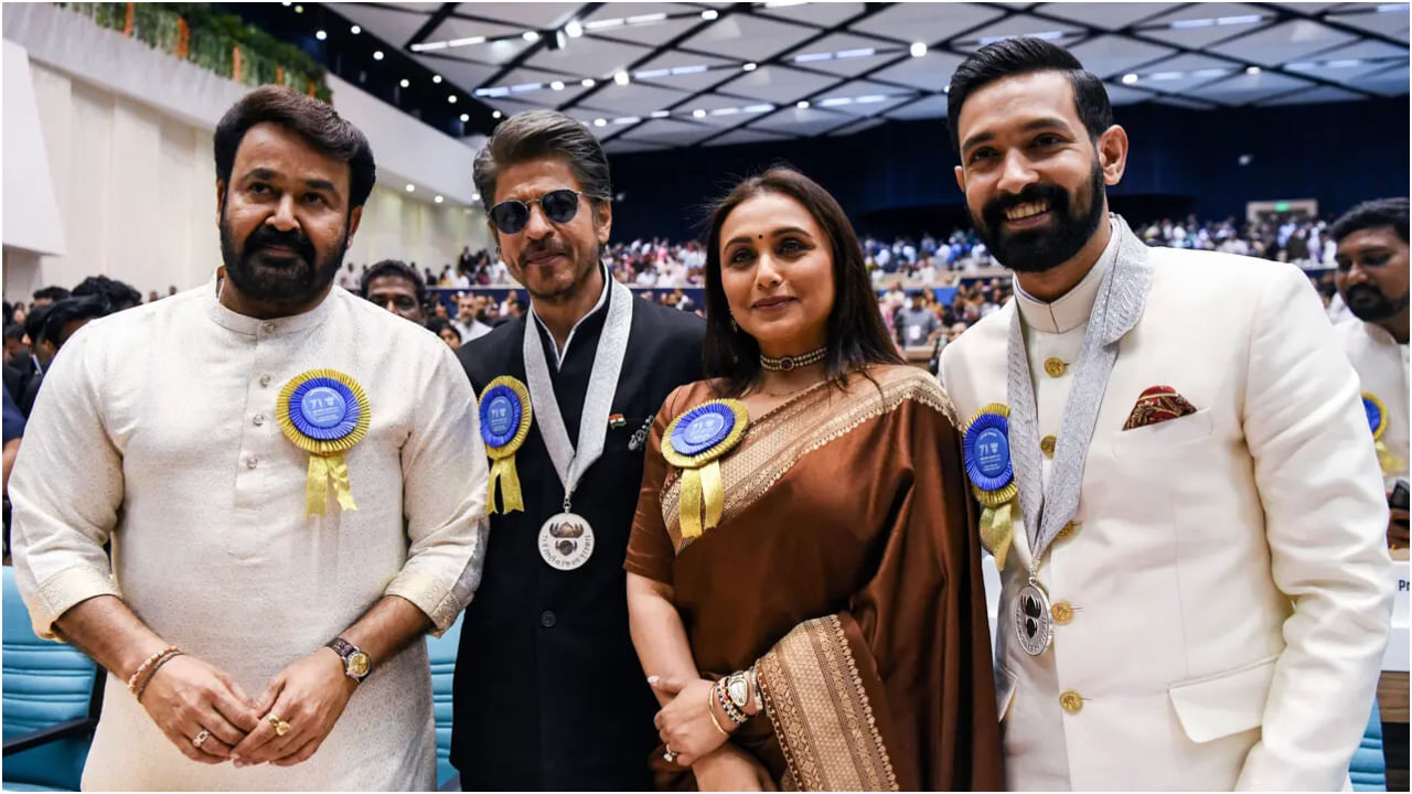 ನಟ ಶಾರುಖ್ ಖಾನ್ ಅವರಿಗೆ ಸಿಕ್ಕ ಮೊದಲ ರಾಷ್ಟ್ರ ಪ್ರಶಸ್ತಿ ಇದು. ‘ಜವಾನ್’ ಸಿನಿಮಾದಲ್ಲಿನ ಅಭಿನಯಕ್ಕಾಗಿ ಅವರು ‘ಅತ್ಯುತ್ತಮ ನಟ’ ಪ್ರಶಸ್ತಿ ಪಡೆದುಕೊಂಡರು. ಅವರಿಗೆ ಎಲ್ಲರೂ ಅಭಿನಂದನೆ ಸಲ್ಲಿಸುತ್ತಿದ್ದಾರೆ.