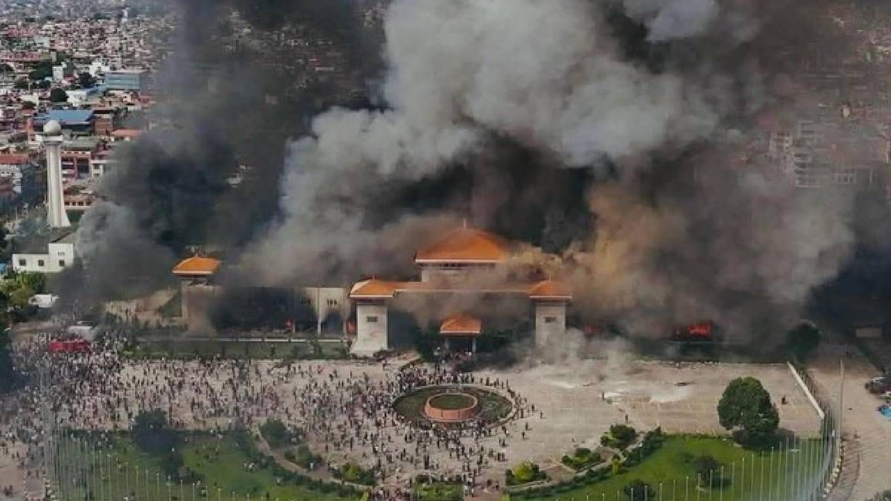 ನೇಪಾಳದ ಸಂಸತ್ತಿಗೆ ನುಗ್ಗಿ ಬೆಂಕಿ ಹಚ್ಚಿದ ಪ್ರತಿಭಟನಾಕಾರರು