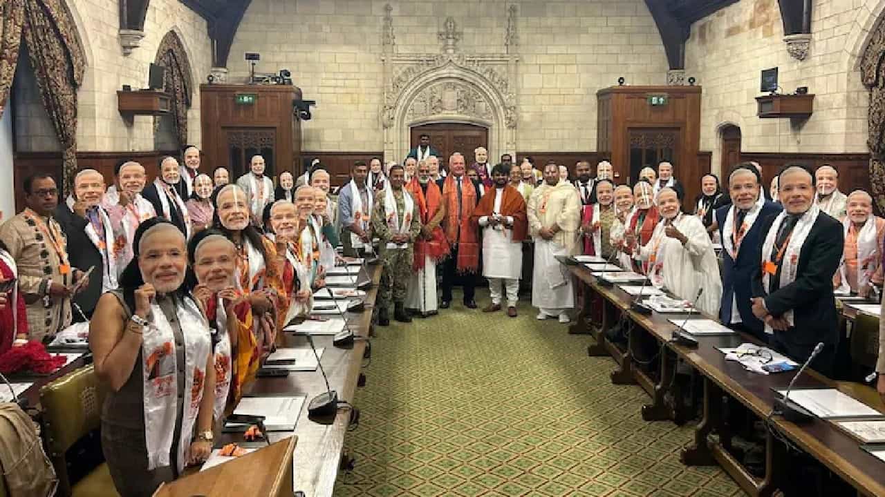 ಮೋದಿಯ ಮಾಸ್ಕ್ ಧರಿಸಿ ಇಂಗ್ಲೆಂಡ್ನ ಸಂಸದರಿಂದ ಭಾರತದ ಪ್ರಧಾನಿಯ ಹುಟ್ಟುಹಬ್ಬ ಆಚರಣೆ ಮೋದಿಯ ಮಾಸ್ಕ್ ಧರಿಸಿ ಇಂಗ್ಲೆಂಡ್ನ ಸಂಸದರಿಂದ ಭಾರತದ ಪ್ರಧಾನಿಯ ಹುಟ್ಟುಹಬ್ಬ ಆಚರಣೆ