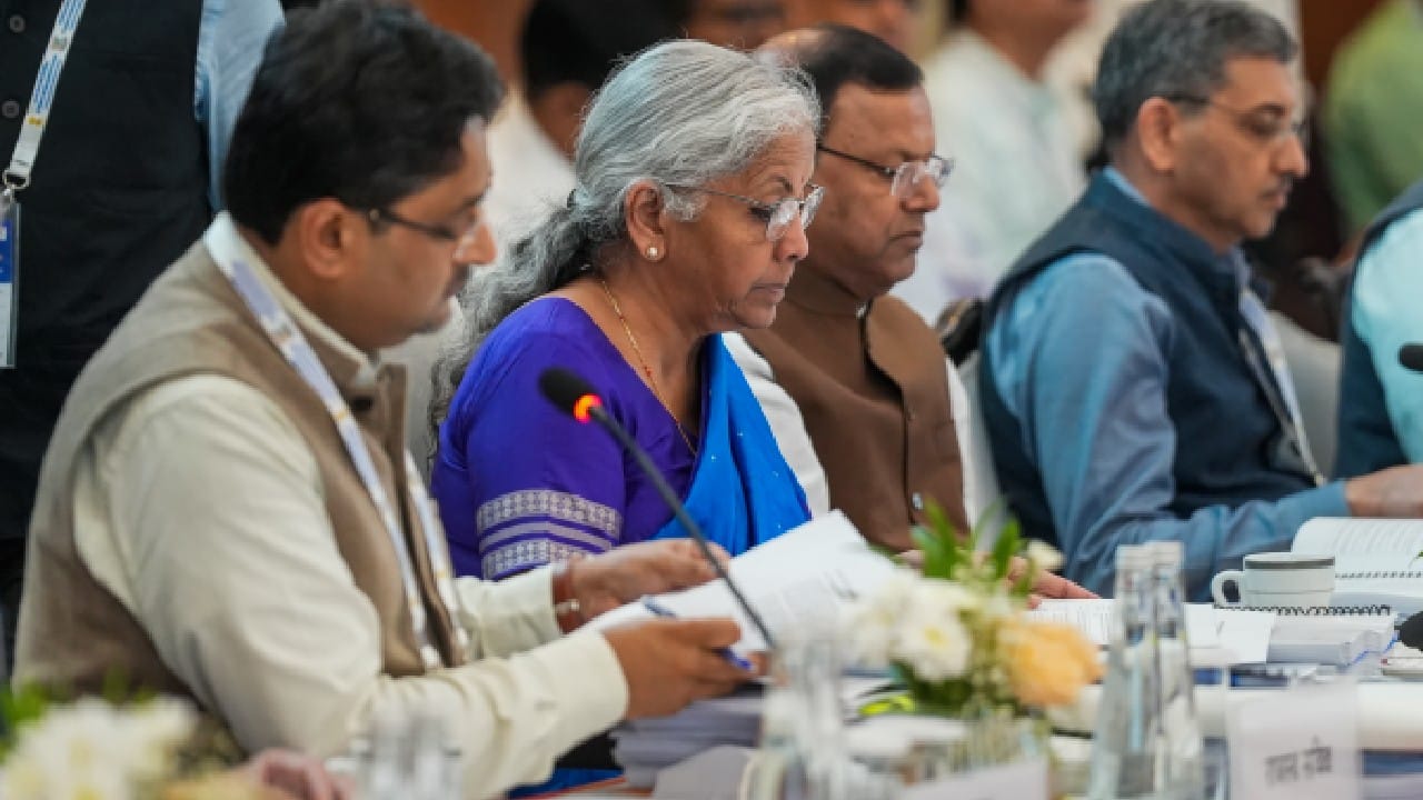 ಸೆಪ್ಟೆಂಬರ್ 22ರಿಂದ ನೂತನ ಜಿಎಸ್ಟಿ ಜಾರಿ; 4ರ ಬದಲಿಗೆ 2 ಸ್ಲ್ಯಾಬ್ ದರಗಳಿಗೆ ಕೇಂದ್ರ ಸರ್ಕಾರ ಅನುಮೋದನೆ ಸೆಪ್ಟೆಂಬರ್ 22ರಿಂದ ನೂತನ ಜಿಎಸ್ಟಿ ಜಾರಿ; 4ರ ಬದಲಿಗೆ 2 ಸ್ಲ್ಯಾಬ್ ದರಗಳಿಗೆ ಕೇಂದ್ರ ಸರ್ಕಾರ ಅನುಮೋದನೆ