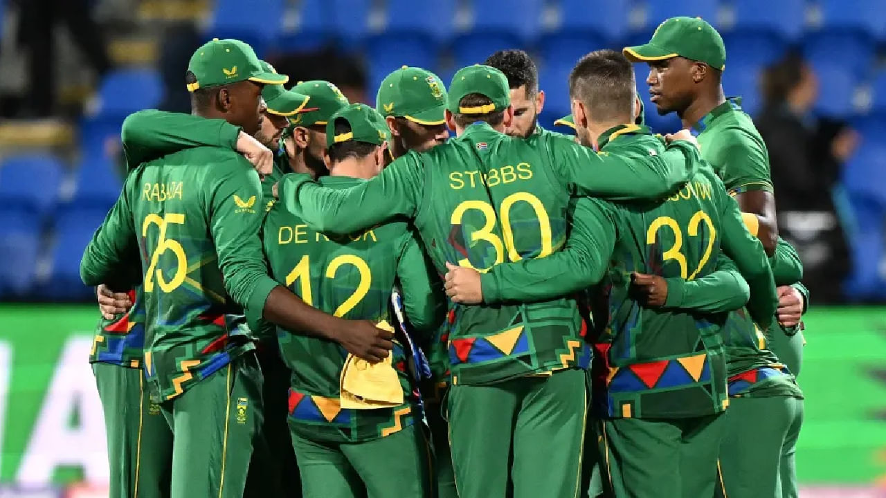 ಸೌತ್ ಆಫ್ರಿಕಾ ಏಕದಿನ ತಂಡ: ಮ್ಯಾಥ್ಯೂ ಬ್ರೀಟ್​ಝ್ಕೆ (ನಾಯಕ), ಕಾರ್ಬಿನ್ ಬಾಷ್, ಡೆವಾಲ್ಡ್ ಬ್ರೆವಿಸ್, ನಾಂಡ್ರೆ ಬರ್ಗರ್, ಜೆರಾಲ್ಡ್ ಕೋಟ್ಝಿ, ಕ್ವಿಂಟನ್ ಡಿ ಕಾಕ್, ಟೋನಿ ಡಿ ಝೋರ್ಝಿ, ಡೊನೊವನ್ ಫೆರೆರಾ, ಜಾರ್ನ್ ಫೋರ್ಚುಯಿನ್, ಜಾರ್ಜ್ ಲಿಂಡೆ, ಕ್ವೆನಾ ಮಫಕಾ, ಲುಂಗಿ ಎನ್​ಗಿಡಿ, ನ್ಕಾಬಾ ಪೀಟರ್, ಲುವಾನ್-ಡ್ರೆ ಪ್ರಿಟೋರಿಯಸ್, ಸಿನೆಥೆಂಬಾ ಕೆಶಿಲೆ.