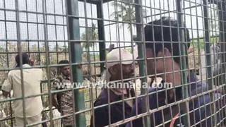 Video: ನಿಂಬೆ ಹಣ್ಣಿನ ಮೇಲೆ ಥಾರ್ ಹತ್ತಿಸಲು ಹೋಗಿ ಶೋ ರೂಮ್​​ನಿಂದ ಕಾರು ಸಮೇತ ಕೆಳಗೆ ಹಾರಿದ ಮಹಿಳೆ