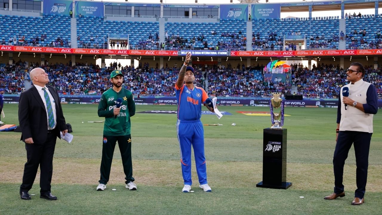 ಸೆಪ್ಟೆಂಬರ್ 14 ರಂದು ದುಬೈನಲ್ಲಿ ನಡೆದ ಭಾರತ ಮತ್ತು ಪಾಕಿಸ್ತಾನ ನಡುವಿನ ಪಂದ್ಯದ ಟಾಸ್ ಸಮಯದಲ್ಲಿ ಮತ್ತು ಪಂದ್ಯದ ನಂತರ, ಎರಡೂ ತಂಡಗಳ ನಾಯಕರು ಮತ್ತು ಆಟಗಾರರು ಪರಸ್ಪರ ಕೈಕುಲುಕಲಿಲ್ಲ. ಇದರ ಬಗ್ಗೆ, ಪಾಕಿಸ್ತಾನ ತಂಡವು ಮೊದಲು ಮ್ಯಾಚ್ ರೆಫರಿ ಪೈಕ್ರಾಫ್ಟ್‌ ಅವರ ಬಳಿ ಟೀಂ ಇಂಡಿಯಾ ಬಗ್ಗೆ ದೂರು ನೀಡಿತ್ತು. 
