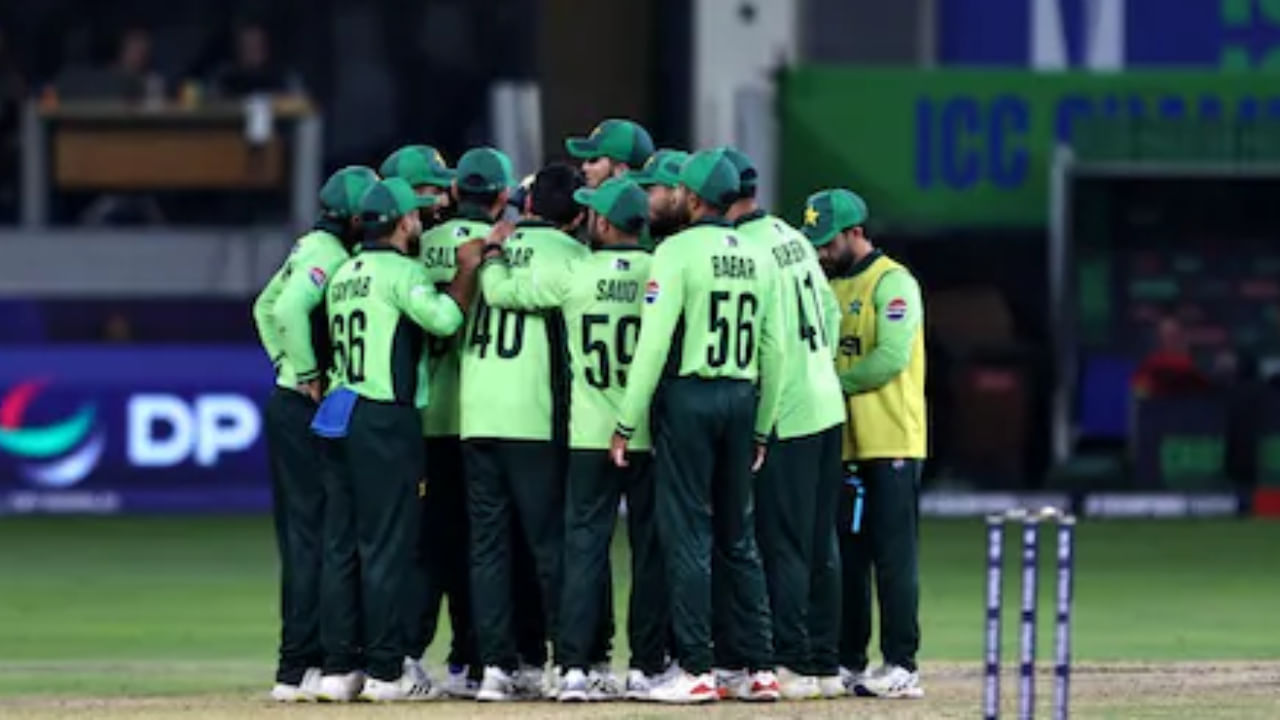 ಅದೇ ರೀತಿ, ಉಳಿದ 5 ಆಟಗಾರರು ಡಿ ಗ್ರೇಡ್‌ಗೆ ಸೇರಿದ್ದು, ಅವರು ಭಾರತೀಯ ಕರೆನ್ಸಿಯಲ್ಲಿ ವಾರ್ಷಿಕವಾಗಿ 56 ಲಕ್ಷ, 34 ಸಾವಿರ, 180 ರೂ. ಪಡೆಯುತ್ತಾರೆ. ಈ ಐದು ಆಟಗಾರರ ಒಟ್ಟು ವಾರ್ಷಿಕ ವೇತನ 2 ಕೋಟಿ, 81 ಲಕ್ಷ, 70 ಸಾವಿರ, 900 ರೂ.