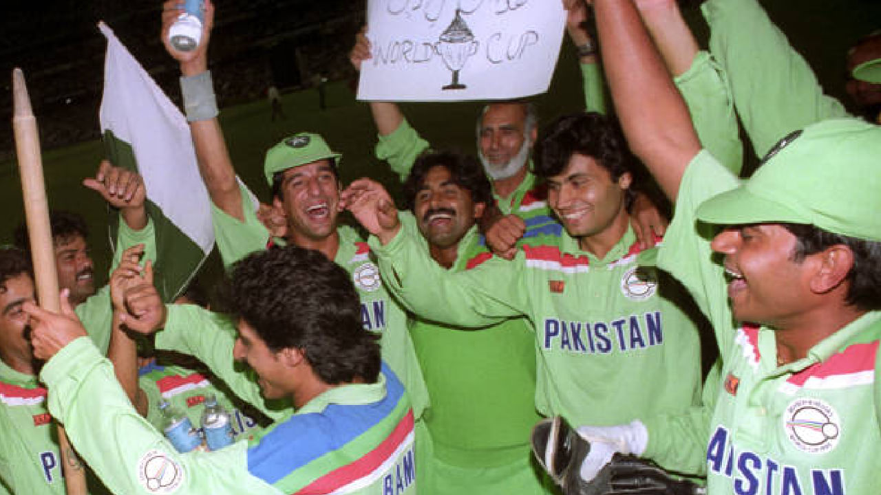 ಆಸ್ಟ್ರಲ್-ಏಷ್ಯಾಕಪ್ ಫೈನಲ್: 1994 ರಲ್ಲಿ ನಡೆದ ಮೂರನೇ ಆಸ್ಟ್ರಲ್ - ಏಷ್ಯಾ ಕಪ್ ಟೂರ್ನಿಯ ಫೈನಲ್​ನಲ್ಲಿ ಪಾಕಿಸ್ತಾನ್ ಹಾಗೂ ಭಾರತ ಕಣಕ್ಕಿಳಿದಿದ್ದವು. ಶಾರ್ಜಾದಲ್ಲಿ ನಡೆದ ಈ ಪಂದ್ಯದಲ್ಲಿ ಮೊದಲು ಬ್ಯಾಟ್ ಮಾಡಿದ ಪಾಕಿಸ್ತಾನ್ 50 ಓವರ್​ಗಳಲ್ಲಿ 250 ರನ್​ ಕಲೆಹಾಕಿದ್ದರು. ಈ ಗುರಿ ಬೆನ್ನತ್ತಿದ ಟೀಮ್ ಇಂಡಿಯಾ 211 ರನ್​ಗಳಿಗೆ ಆಲೌಟ್ ಆಗಿ 39 ರನ್​ಗಳಿಂದ ಸೋಲೊಪ್ಪಿಕೊಂಡಿದ್ದರು.