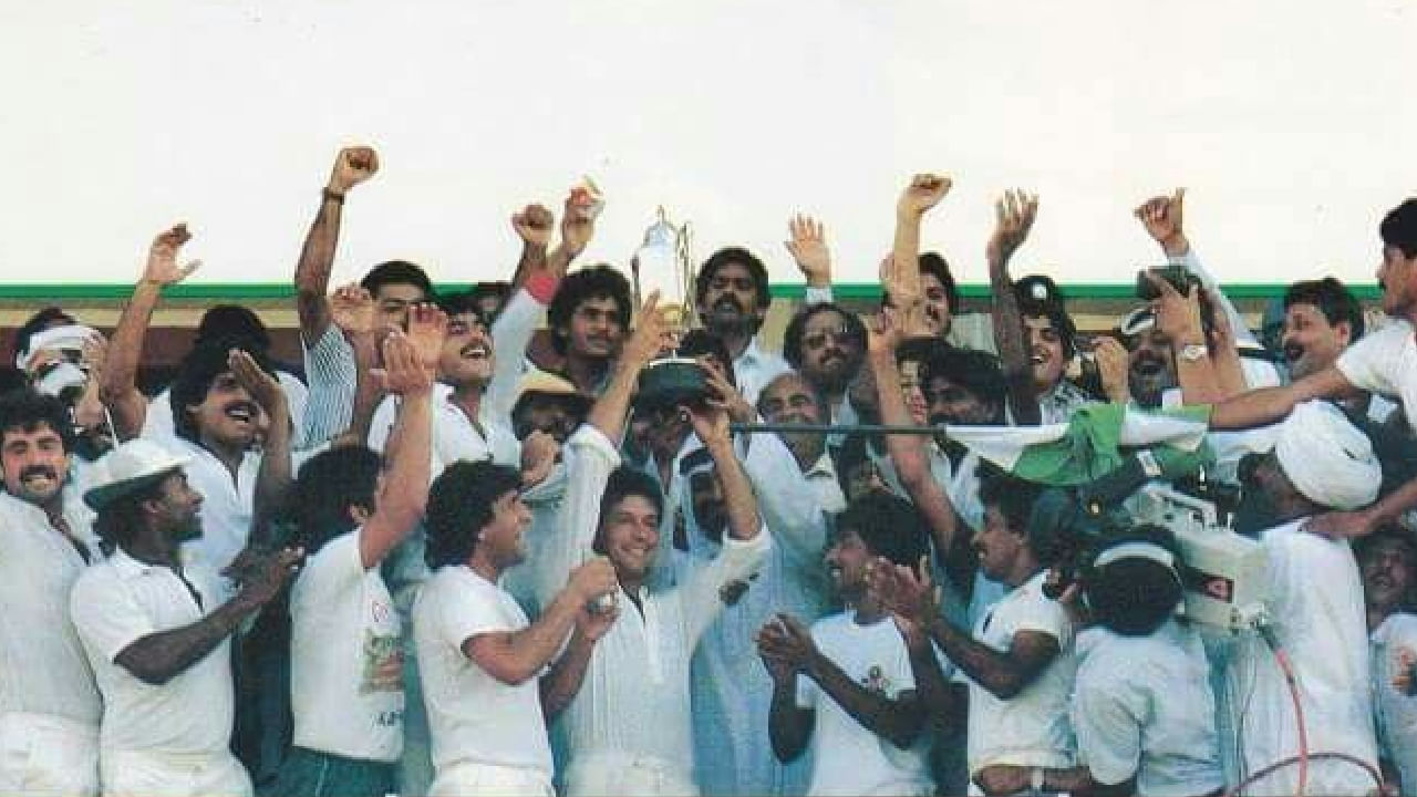 ಆಸ್ಟ್ರಲ್-ಏಷ್ಯಾ ಕಪ್ ಫೈನಲ್: 1986 ರಲ್ಲಿ ಶಾರ್ಜಾದಲ್ಲಿ ನಡೆದ ಆಸ್ಟ್ರಲ್-ಏಷ್ಯಾ ಕಪ್ ಫೈನಲ್​ನಲ್ಲಿ ಭಾರತ ಮತ್ತು ಪಾಕಿಸ್ತಾನ್ ತಂಡಗಳು ಮುಖಾಮುಖಿಯಾಗಿದ್ದವು. ಈ ಮ್ಯಾಚ್​ನಲ್ಲಿ ಮೊದಲು ಬ್ಯಾಟ್ ಮಾಡಿದ ಭಾರತ 50 ಓವರ್​ಗಳಲ್ಲಿ ಕಲೆಹಾಕಿದ್ದು 245 ರನ್​ಗಳು. ಈ ಗುರಿಯನ್ನು ಪಾಕಿಸ್ತಾನ್ ತಂಡ 50 ಓವರ್​ಗಳಲ್ಲಿ ಚೇಸ್ ಮಾಡಿ 1 ವಿಕೆಟ್​ನ ರೋಚಕ ಜಯ ಸಾಧಿಸಿ ಚಾಂಪಿಯನ್ ಪಟ್ಟಕ್ಕೇರಿತ್ತು.