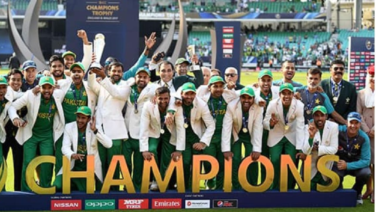 ಚಾಂಪಿಯನ್ಸ್ ಟ್ರೋಫಿ ಫೈನಲ್: 2017 ರಲ್ಲಿ ನಡೆದ ಚಾಂಪಿಯನ್ಸ್ ಟ್ರೋಫಿ ಫೈನಲ್​ನಲ್ಲಿ ಭಾರತ ಮತ್ತು ಪಾಕಿಸ್ತಾನ್ ಮುಖಾಮುಖಿಯಾಗಿತ್ತು. ಲಂಡನ್​ನಲ್ಲಿ ನಡೆದ ಈ ಹೈವೋಲ್ಟೇಜ್ ಪಂದ್ಯದಲ್ಲಿ ಮೊದಲು ಬ್ಯಾಟ್ ಮಾಡಿದ ಪಾಕಿಸ್ತಾನ್ ತಂಡ 50 ಓವರ್​ಗಳಲ್ಲಿ 338 ರನ್ ಕಲೆಹಾಕಿದ್ದರು. ಈ ಗುರಿಯನ್ನು ಬೆನ್ನತ್ತಿದ ಟೀಮ್ ಇಂಡಿಯಾ ಕೇವಲ 158 ರನ್​ಗಳಿಗೆ ಆಲೌಟ್ ಆಗಿತ್ತು. ಈ ಮೂಲಕ ಪಾಕಿಸ್ತಾನ್ ತಂಡವು ಮೂರನೇ ಬಾರಿ ಭಾರತದ ವಿರುದ್ಧ ಚಾಂಪಿಯನ್ ಪಟ್ಟ ಅಲಂಕರಿಸುವಲ್ಲಿ ಯಶಸ್ವಿಯಾಗಿತ್ತು.