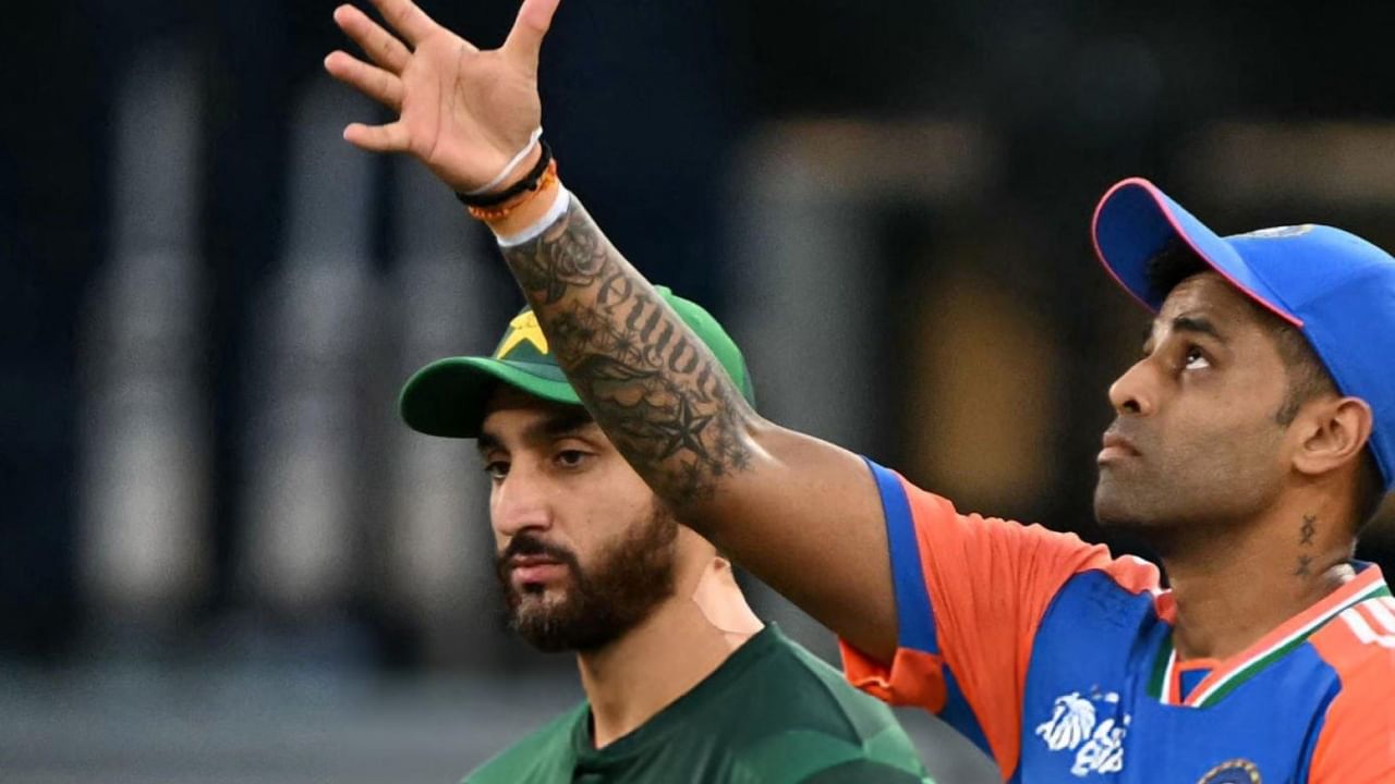 ಆದರೆ ಮರುದಿನ ಪಾಕಿಸ್ತಾನ ಮಂಡಳಿಯು ಪೈಕ್ರಾಫ್ಟ್ ಬಗ್ಗೆಯೇ ನೇರವಾಗಿ ಐಸಿಸಿಗೆ ದೂರು ನೀಡಿತ್ತು. ಟಾಸ್‌ಗೂ ಮೊದಲು ಪೈಕ್ರಾಫ್ಟ್ ಇಬ್ಬರು ನಾಯಕರನ್ನು ಕೈಕುಲುಕದಂತೆ ಕೇಳಿಕೊಂಡಿದ್ದು, ಇದು ಐಸಿಸಿ ನೀತಿ ಸಂಹಿತೆಯ ಅಡಿಯಲ್ಲಿ ಆಟದ ಮನೋಭಾವದ ಉಲ್ಲಂಘನೆಯಾಗಿದೆ ಎಂದು ಪಾಕಿಸ್ತಾನ ಆರೋಪಿಸಿತ್ತು.