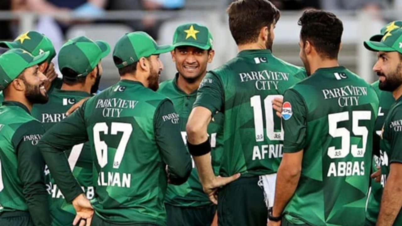 ಪಾಕಿಸ್ತಾನ ತಂಡ: ಸಲ್ಮಾನ್ ಅಲಿ ಅಘಾ (ನಾಯಕ), ಅಬ್ರಾರ್ ಅಹ್ಮದ್, ಫಹೀಮ್ ಅಶ್ರಫ್, ಫಖರ್ ಜಮಾನ್, ಹಾರಿಸ್ ರೌಫ್, ಹಸನ್ ಅಲಿ, ಹಸನ್ ನವಾಜ್, ಹುಸೇನ್ ತಲತ್, ಖುಷ್ದಿಲ್ ಶಾ, ಮೊಹಮ್ಮದ್ ಹ್ಯಾರಿಸ್, ಮೊಹಮ್ಮದ್ ನವಾಜ್, ಮೊಹಮ್ಮದ್ ವಸೀಮ್ ಜೂನಿಯರ್, ಸಾಹಿಬ್ಜಾದಾ ಫರ್ಹಾನ್, ಸೈಮ್ ಅಯೂಬ್, ಸಲ್ಮಾನ್ ಮಿರ್ಜಾ, ಶಾಹೀನ್ ಅಫ್ರಿದಿ, ಸುಫ್ಯಾನ್ ಮೊಕಿಮ್.