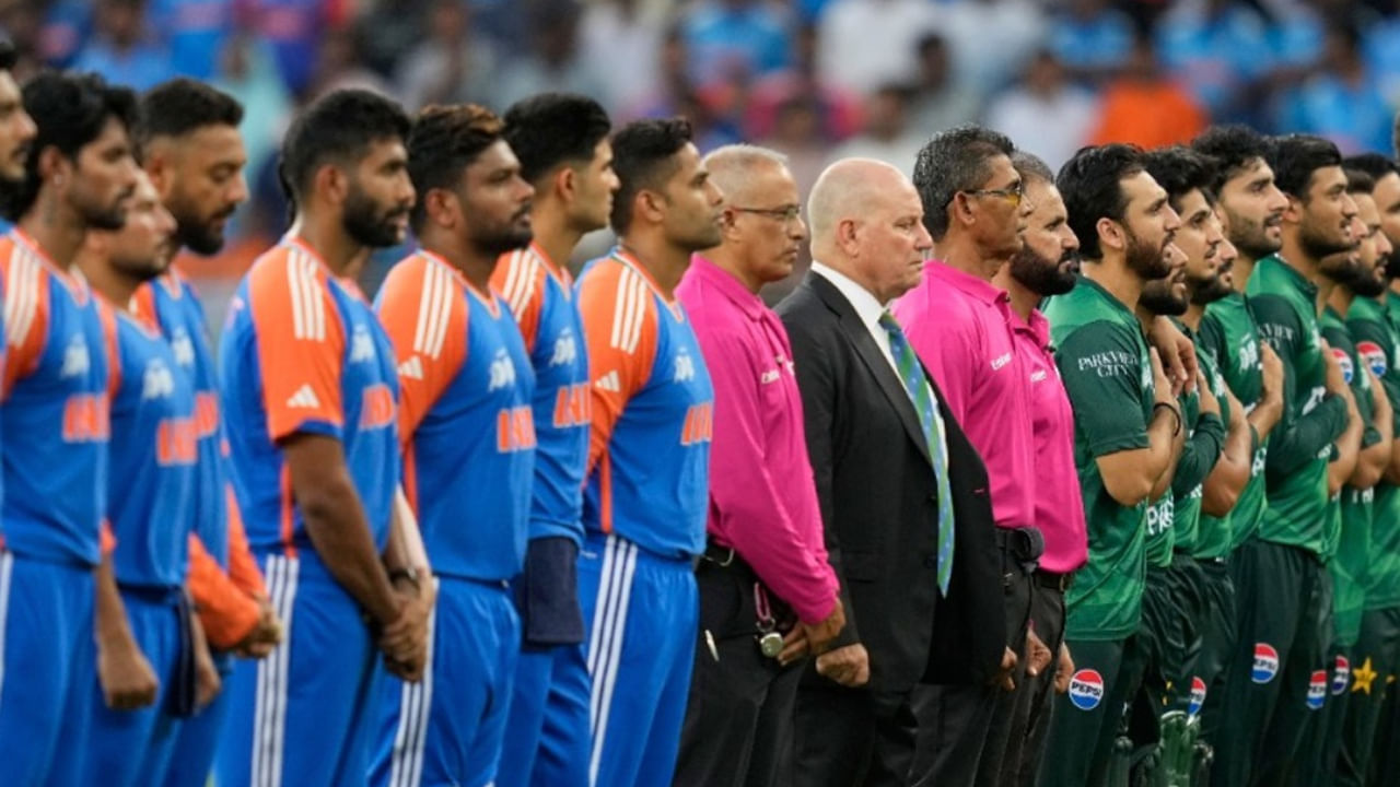 20225 ರ ಏಷ್ಯಾಕಪ್‌ನಲ್ಲಿ ಹ್ಯಾಂಡ್‌ಶೇಕ್ ವಿವಾದ ಸಖತ್ ಸದ್ದು ಮಾಡುತ್ತಿದೆ. ಇದಕ್ಕೆ ಕಾರಣ ಪಾಕಿಸ್ತಾನ ಕ್ರಿಕೆಟ್ ಮಂಡಳಿಯ ದಿನಕ್ಕೊಂದು ಹೇಳಿಕೆಗಳು. ಈ ವಿವಾದ ಬಗ್ಗೆ ಮೊದಲು ಟೀಂ ಇಂಡಿಯಾ ವಿರುದ್ಧ ಐಸಿಸಿಗೆ ದೂರು ನೀಡಿದ್ದ ಪಿಸಿಬಿ ಆ ಬಳಿಕ ಮ್ಯಾಚ್ ರೆಫರಿಯನ್ನು ಟೂರ್ನಿಯಿಂದ ಹೊರಹಾಕುವಂತೆ ಬೆದರಿಕೆ ಹಾಕಿತ್ತು. ಐಸಿಸಿ ನಮ್ಮ ಮನವಿಯನ್ನು ತಿರಸ್ಕರಿಸಿದರೆ ಟೂರ್ನಿಯನ್ನು ಬಹಿಷ್ಕರಿಸುವುದಾಗಿ ಹೇಳಿತ್ತು.