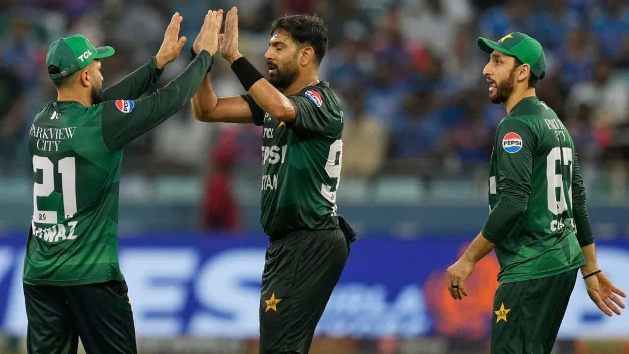 Asia Cup 2025: ಪ್ರಚೋದನಕಾರಿ ಸನ್ನೆ ಮಾಡಿದ ಹ್ಯಾರಿಸ್ ರೌಫ್ ಜೇಬಿಗೆ ಕತ್ತರಿ ಹಾಕಿದ ಐಸಿಸಿ Asia Cup 2025: ಪ್ರಚೋದನಕಾರಿ ಸನ್ನೆ ಮಾಡಿದ ಹ್ಯಾರಿಸ್ ರೌಫ್ ಜೇಬಿಗೆ ಕತ್ತರಿ ಹಾಕಿದ ಐಸಿಸಿ