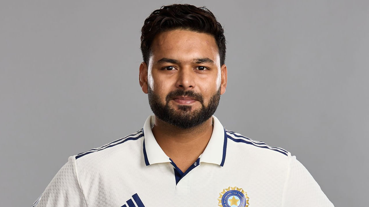 ಇಂಗ್ಲೆಂಡ್ ವಿರುದ್ಧದ ಟೆಸ್ಟ್ ಸರಣಿ ವೇಳೆ ಟೀಮ್ ಇಂಡಿಯಾದ ಉಪನಾಯಕ ರಿಷಭ್ ಪಂತ್ ಗಾಯಗೊಂಡಿದ್ದರು. ಈ ಗಾಯದ ಕಾರಣ ಪಂತ್ ವಿಂಡೀಸ್ ವಿರುದ್ಧದ ಸರಣಿಯಿಂದ ಹೊರಗುಳಿದಿದ್ದಾರೆ. ಹೀಗಾಗಿ ರವೀಂದ್ರ ಜಡೇಜಾಗೆ ಉಪನಾಯಕತ್ವ ನೀಡಲಾಗಿದೆ.