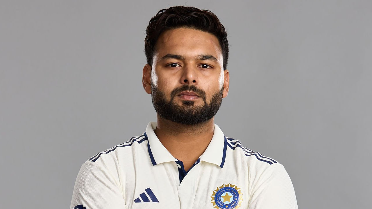 ರಿಷಭ್ ಪಂತ್: ಇಂಗ್ಲೆಂಡ್ ವಿರುದ್ಧದ ಸರಣಿಯಲ್ಲಿ ಟೀಮ್ ಇಂಡಿಯಾ ಪರ ವಿಕೆಟ್ ಕೀಪರ್ ಬ್ಯಾಟರ್ ಆಗಿ ರಿಷಭ್ ಪಂತ್ ಕಾಣಿಸಿಕೊಂಡಿದ್ದರು. ಆದರೆ ವೆಸ್ಟ್ ಇಂಡೀಸ್ ವಿರುದ್ಧದ ಸರಣಿಗೆ ಪಂತ್ ಅಲಭ್ಯರಾಗಿದ್ದಾರೆ. ಇದಕ್ಕೆ ಮುಖ್ಯ ಕಾರಣ ಗಾಯದ ಸಮಸ್ಯೆ. ಇಂಗ್ಲೆಂಡ್ ವಿರುದ್ಧದ ಸರಣಿಯ ವೇಳೆ ಗಾಯಗೊಂಡಿರುವ ಪಂತ್ ಇನ್ನೂ ಸಹ ಸಂಪೂರ್ಣ ಗುಣಮುಖರಾಗಿಲ್ಲ. ಹೀಗಾಗಿ ಮುಂಬರುವ ಸರಣಿಯಿಂದ ಹೊರಗುಳಿದಿದ್ದಾರೆ.