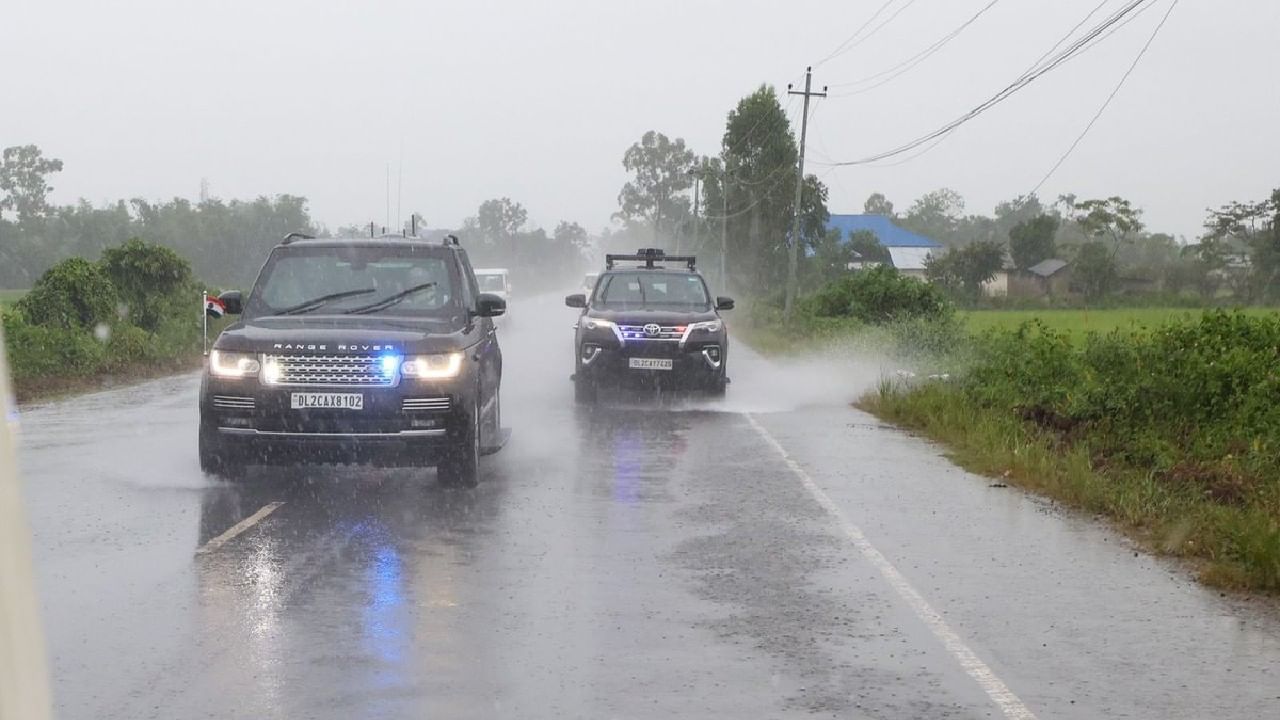 ಭಾರೀ ಮಳೆಯಿಂದ ಹೆಲಿಕಾಪ್ಟರ್ ಬದಲು ಕಾರಿನಲ್ಲೇ ಮಣಿಪುರದ ರ್ಯಾಲಿ ತಲುಪಿದ ಮೋದಿ ಭಾರೀ ಮಳೆಯಿಂದ ಹೆಲಿಕಾಪ್ಟರ್ ಬದಲು ಕಾರಿನಲ್ಲೇ ಮಣಿಪುರದ ರ್ಯಾಲಿ ತಲುಪಿದ ಮೋದಿ