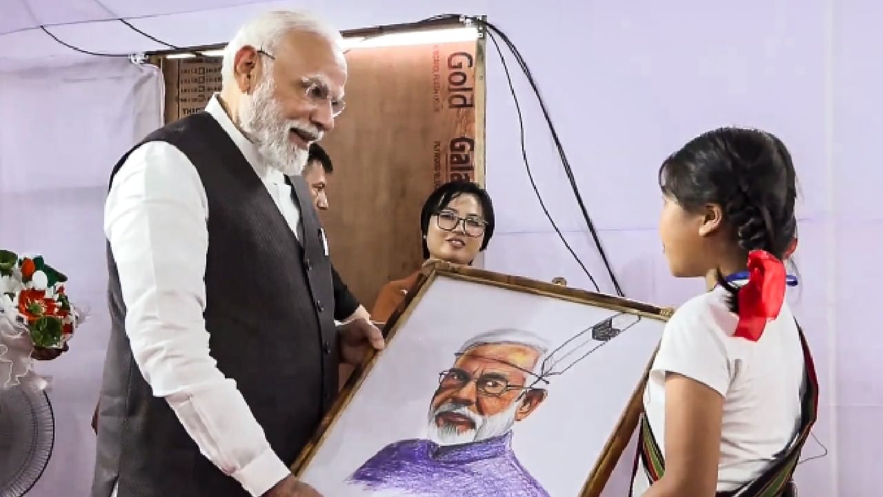 ಮಣಿಪುರಕ್ಕೆ ಆಗಮಿಸಿದ ಪ್ರಧಾನಿಗೆ ಜನರಿಂದ ಆತ್ಮೀಯ ಸ್ವಾಗತ; ನಿರಾಶ್ರಿತರೊಂದಿಗೆ ಮೋದಿ ಸಂವಾದ