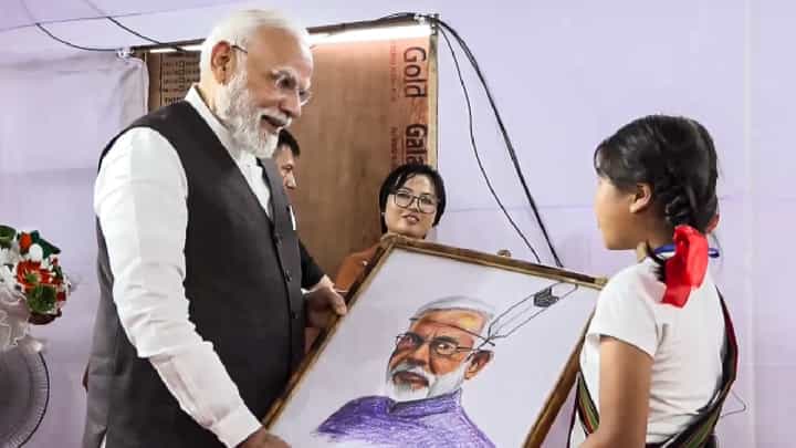 ಮಣಿಪುರಕ್ಕೆ ಆಗಮಿಸಿದ ಪ್ರಧಾನಿಗೆ ಜನರಿಂದ ಆತ್ಮೀಯ ಸ್ವಾಗತ; ನಿರಾಶ್ರಿತರೊಂದಿಗೆ ಮೋದಿ ಸಂವಾದ ಮಣಿಪುರಕ್ಕೆ ಆಗಮಿಸಿದ ಪ್ರಧಾನಿಗೆ ಜನರಿಂದ ಆತ್ಮೀಯ ಸ್ವಾಗತ; ನಿರಾಶ್ರಿತರೊಂದಿಗೆ ಮೋದಿ ಸಂವಾದ