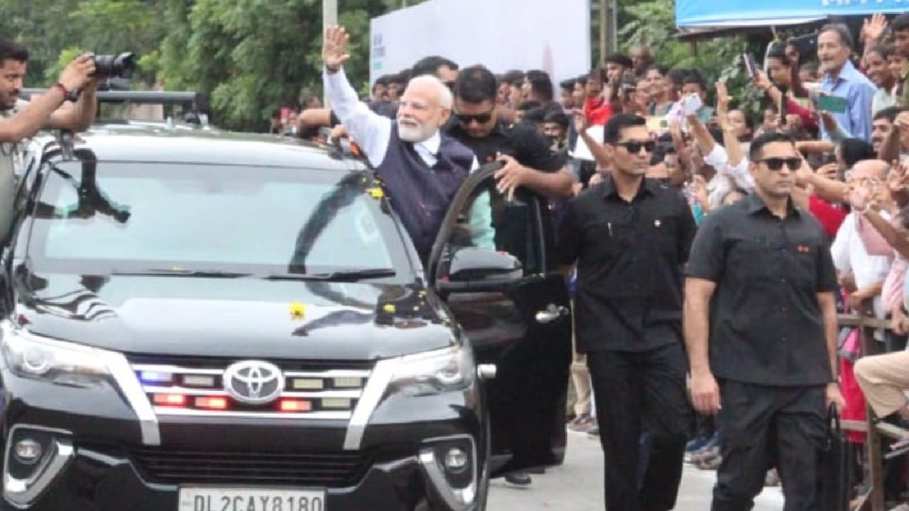 ಗುಜರಾತ್ನಲ್ಲಿ ಪ್ರಧಾನಿ ಮೋದಿ ರೋಡ್ ಶೋ, 34,000 ಕೋಟಿ ಮೌಲ್ಯದ ಯೋಜನೆಗಳಿಗೆ ಚಾಲನೆ ಗುಜರಾತ್ನಲ್ಲಿ ಪ್ರಧಾನಿ ಮೋದಿ ರೋಡ್ ಶೋ, 34,000 ಕೋಟಿ ಮೌಲ್ಯದ ಯೋಜನೆಗಳಿಗೆ ಚಾಲನೆ