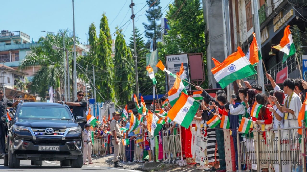 ಇಟಾನಗರದಲ್ಲಿ ಪ್ರಧಾನಿ ಮೋದಿ ರೋಡ್ ಶೋ; ವಂದೇ ಭಾರತ್ ಘೋಷಣೆ ಮೂಲಕ ಜನರಿಂದ ಭರ್ಜರಿ ಸ್ವಾಗತ ಇಟಾನಗರದಲ್ಲಿ ಪ್ರಧಾನಿ ಮೋದಿ ರೋಡ್ ಶೋ; ವಂದೇ ಭಾರತ್ ಘೋಷಣೆ ಮೂಲಕ ಜನರಿಂದ ಭರ್ಜರಿ ಸ್ವಾಗತ