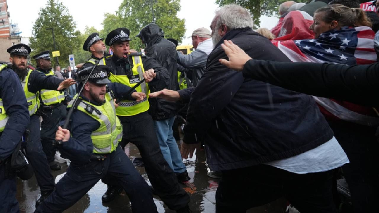 Video: ಲಂಡನ್​​ನಲ್ಲಿ ವಲಸೆ ವಿರೋಧಿ ಪ್ರತಿಭಟನಾ ಮೆರವಣಿಗೆ, ಪೊಲೀಸರ ಮೇಲೆ ಹಲ್ಲೆ