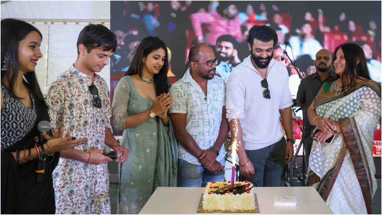 ಬೆಂಗಳೂರು ಮೂಲದ ಜನಪ್ರಿಯ ಸಂಗೀತ ಬ್ಯಾಂಡ್ ‘ಅಲೈವ್ ಇಂಡಿಯಾ ರಾಕ್ಸ್ಟಾರ್ಸ್’ ವೇದಿಕೆಯ ಮೇಲೆ ಬಿರುಗಾಳಿ ಎಬ್ಬಿಸಿತು. ಅವರು ಎರಡು ಗಂಟೆಗಳ ಕಾಲ ಅದ್ದೂರಿ ಕಾರ್ಯಕ್ರಮವನ್ನು ನೀಡಿ ರಂಜಿಸಿದರು.