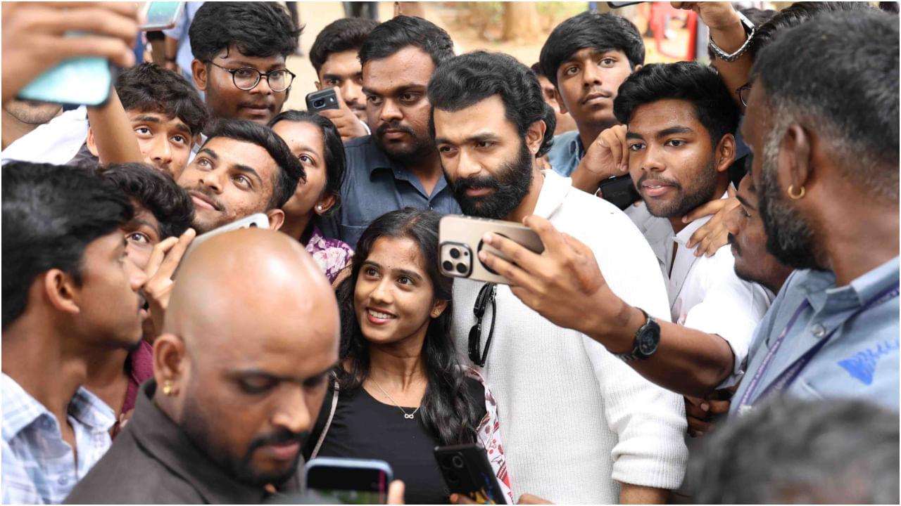 ಉತ್ಸಾಹಭರಿತ ನೃತ್ಯ ಮತ್ತು ಸಂಗೀತ ಪ್ರದರ್ಶನಗಳಿಂದ ಅದ್ಭುತವಾದ ಫ್ಯಾಷನ್ ಶೋವರೆಗೆ, ಪ್ರತಿ ಕ್ಷಣವೂ ವಾತಾವರಣವನ್ನು ಬೆಳಗಿಸಿತು. ಹೊಸಬರಿಗೆ ವಿಶೇಷ ಭಾವನೆ ಮೂಡಿಸಲು ‘ಎಳುಮಲೆ’ ಚಿತ್ರದ ತಾರಾಬಳಗವೂ ಆಚರಣೆಯಲ್ಲಿ ಸೇರಿಕೊಂಡಿತು.