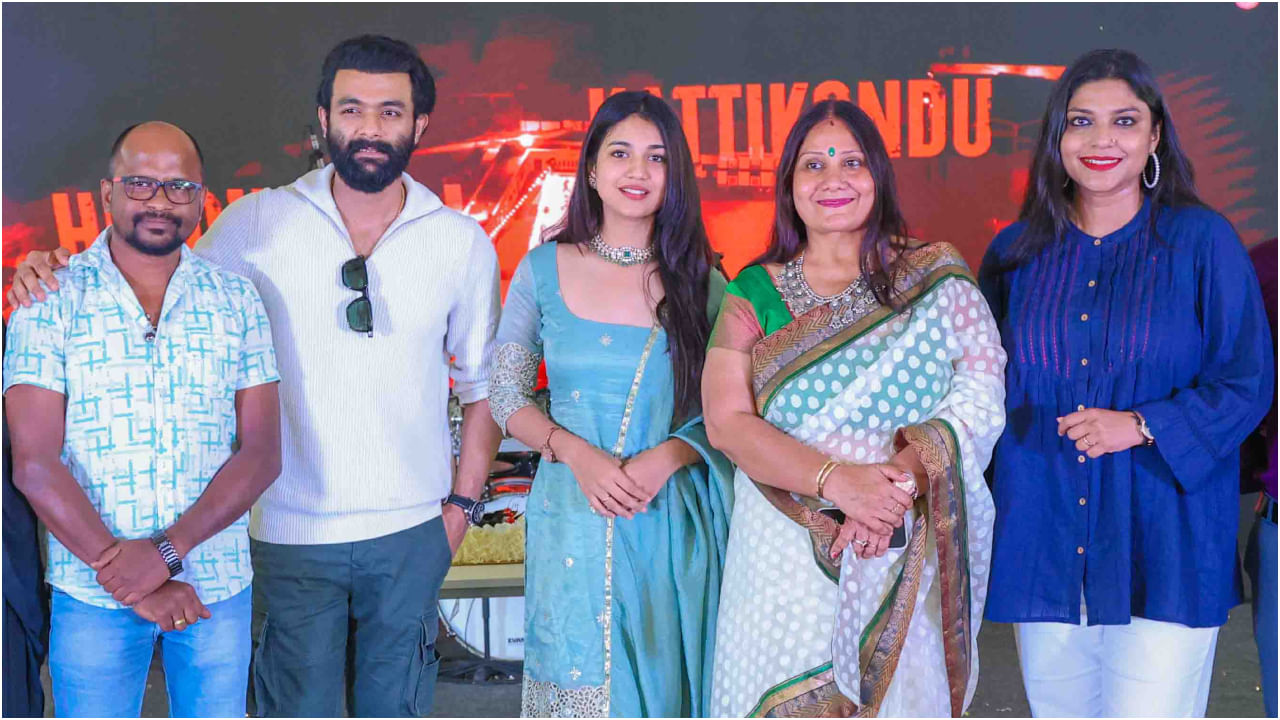 ಪ್ರಸಿದ್ಧ ಕನ್ನಡ, ಹಿಂದಿ ಹಾಡುಗಳಿಗೆ ಎಲ್ಲರೂ ಕುಣಿದು ಕುಪ್ಪಳಿಸಿದರು. ಮಿಸ್ಟರ್ & ಮಿಸ್ ಫ್ರೆಶರ್ 2025 ಪ್ರಶಸ್ತಿಯನ್ನು ಅಬ್ದುಲ್ ರಹೀಮ್ ಖಾನ್ ಮತ್ತು ಅಮೃತಾ ಅವರಿಗೆ ವಿದ್ಯಾರ್ಥಿ ವ್ಯವಹಾರಗಳ ಇಲಾಖೆಯ ಡಾ. ಅನು ಸುಖದೇವ್-ಡೀನ್ ಪ್ರದಾನ ಮಾಡಿದರು.