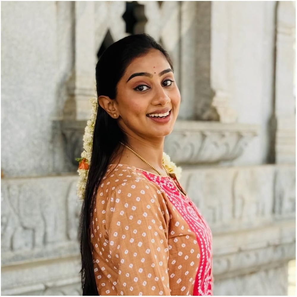 ಪ್ರಿಯಾ ಸವದಿ: ಪಕ್ಕಾ ಉತ್ತರ ಕರ್ನಾಟಕ ಪ್ರತಿಭೆ ಪ್ರಿಯಾ ಸವದಿ. ಇವರು ಈಗಾಗಲೇ ಕೆಲವು ಶಾರ್ಟ್ ಫಿಲ್ಮ್​ಗಳಲ್ಲಿ ನಟಿಸಿ ಫೇಮಸ್ ಆಗಿದ್ದಾರೆ. ಅವರು ದೊಡ್ಮನೆಗೆ ಬರೋದು ಬಹುತೇಕ ಖಚಿತವಾಗಿದೆ ಎನ್ನಲಾಗುತ್ತಿದೆ. ಇವರಿಂದ ಹೆಚ್ಚಿನ ಸ್ಪರ್ಧೆ ನಿರೀಕ್ಷಿಸಬಹುದು.