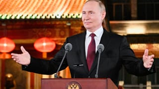 Video: ಕಿಮ್-ಪುಟಿನ್ ಭೇಟಿ ಬಳಿಕ ಕಿಮ್ ಕುಳಿತಿದ್ದಕ್ಕೆ ಕುರುಹೇ ಸಿಗದಂತೆ ಕುರ್ಚಿ ಸೇರಿ ಎಲ್ಲವನ್ನೂ ಸ್ವಚ್ಛಗೊಳಿಸಿದ ಸರ್ವಾಧಿಕಾರಿ ತಂಡ