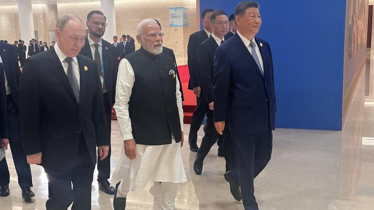 ಕರಾಳ ಚೀನಾಕ್ಕೆ ಭಾರತ, ರಷ್ಯಾ ಬಲಿ; ಸುಂಕದ ಉದ್ವಿಗ್ನತೆಯ ನಡುವೆ ಟ್ರಂಪ್ ಅಸಮಾಧಾನ ಕರಾಳ ಚೀನಾಕ್ಕೆ ಭಾರತ, ರಷ್ಯಾ ಬಲಿ; ಸುಂಕದ ಉದ್ವಿಗ್ನತೆಯ ನಡುವೆ ಟ್ರಂಪ್ ಅಸಮಾಧಾನ