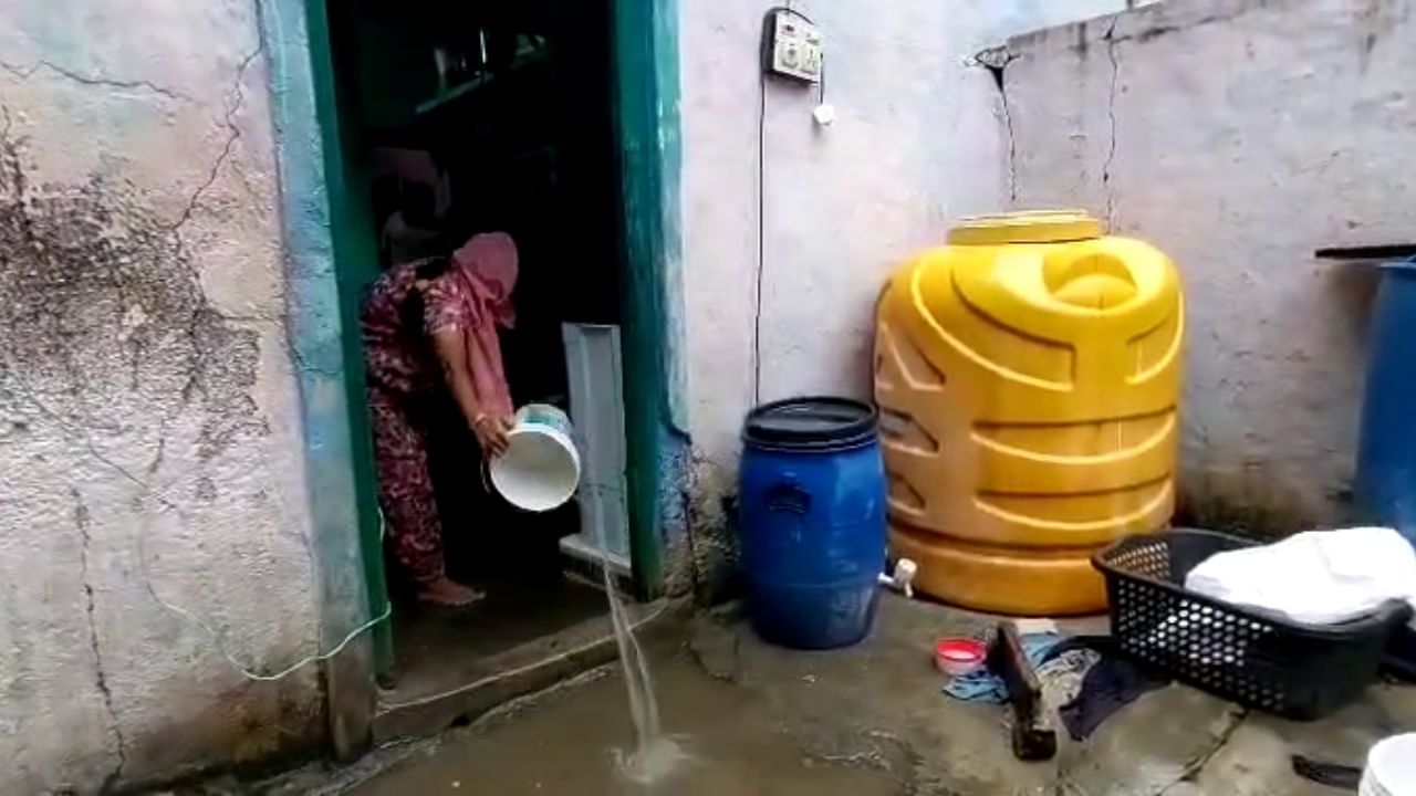 ರಾಯಚೂರು ಜಿಲ್ಲೆಯಾದ್ಯಂತ ಭಾರೀ ಮಳೆಯಿಂದಾಗಿ ಬಹುತೇಕ ಕಡೆಗಳಲ್ಲಿ ಹಲವು ಅವಾಂತರಗಳು ಸಂಭವಿಸಿವೆ. ಜಿಲ್ಲೆಯ ಲಿಂಗಸೂಗೂರು ತಾಲ್ಲೂಕಿನ ಹಟ್ಟಿ ಪಟ್ಟಣದ ಮನೆಗಳಿಗೆ ಮಳೆ ನೀರು ನುಗ್ಗಿದೆ. ಹಟ್ಟಿ ಚಿನ್ನದ ಗಣಿ ಕಂಪನಿ ಸಿಬ್ಬಂದಿ ಮನೆಗಳಿಗೆ ನೀರು ನುಗ್ಗಿದ್ದು, ನೀರು ಹೊರಹಾಕಲು ಹರಸಾಹಸಪಟ್ಟಿದ್ದಾರೆ. ಹಲವು ವಸ್ತುಗಳು ಹಾನಿಯಾಗಿವೆ.