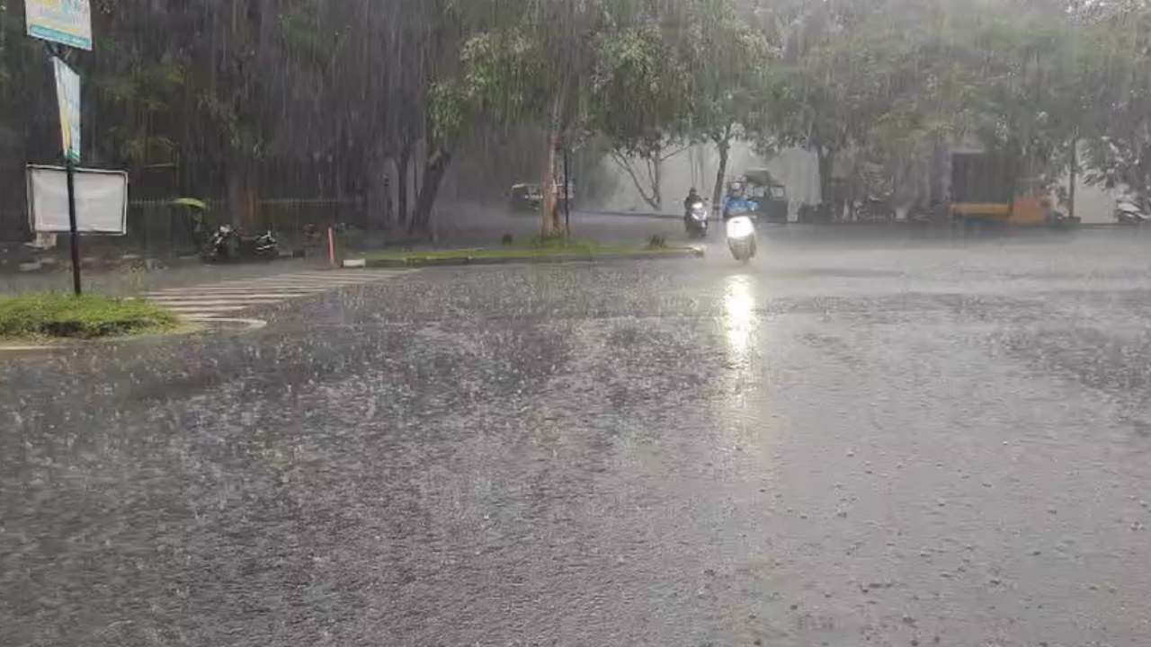 ಬೆಂಗಳೂರು ಸೇರಿ ರಾಜ್ಯದಲ್ಲಿ ಭಾರೀ ಮಳೆಯಾಗುವ ಸಾಧ್ಯತೆ ಇದೆ ಎಂದು ಹವಾಮಾನ ಇಲಾಖೆ ಮುನ್ಸೂಚನೆ ನೀಡಿತ್ತು. ಅದರಂತೆ ಸಂಜೆಯಾಗುತ್ತಿದ್ದಂತೆ ನಗರದ ಹಲವೆಡೆ ಜೋರು ಮಳೆ ಸುರಿದಿದೆ. 
