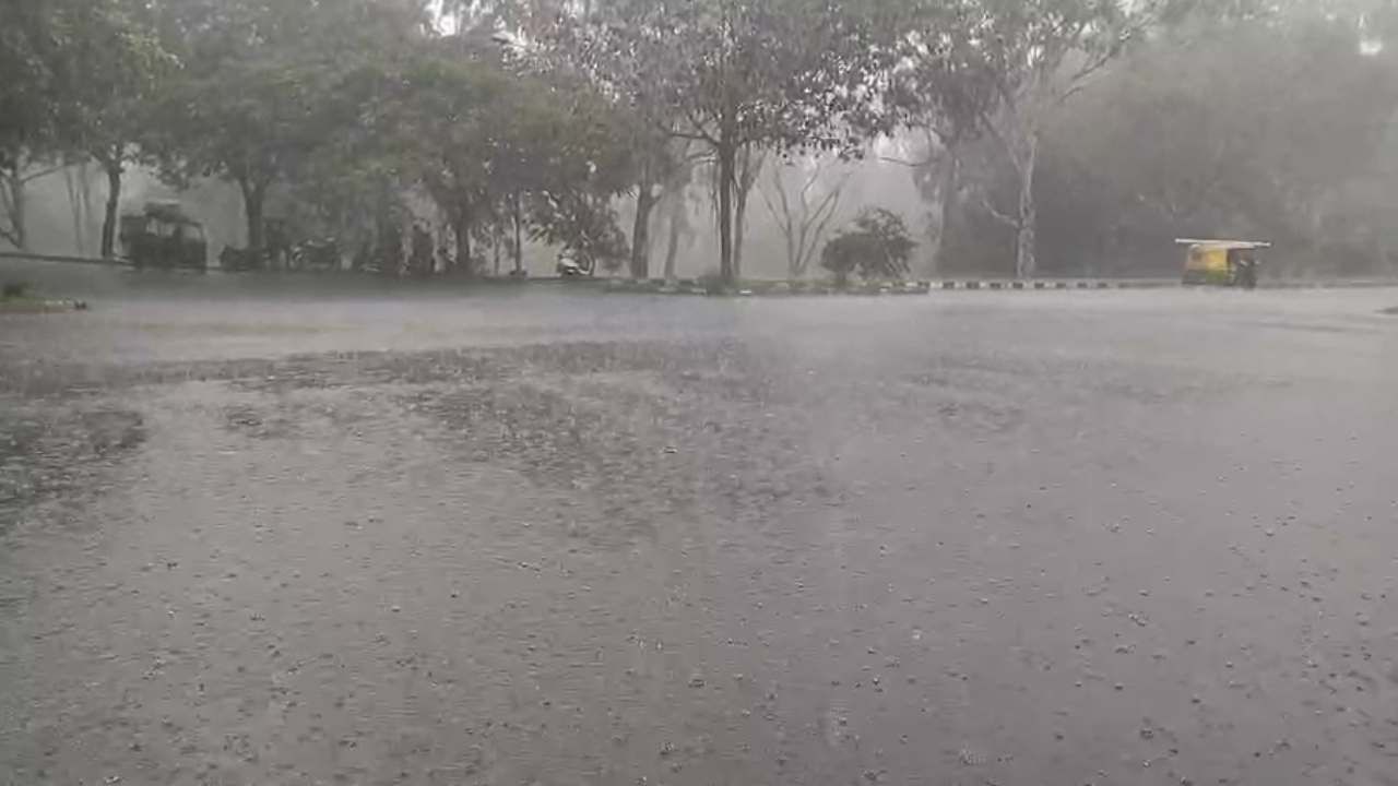 ಜೋರು ಮಳೆ ಹಿನ್ನಲೆ ರಸ್ತೆಗಳಲ್ಲಿ ನೀರು ತುಂಬಿಕೊಂಡಿದ್ದು, ನಿಧಾನಗತಿಯಸಂಚಾರವಿರುತ್ತದೆ ಎಂದು ಬೆಂಗಳೂರು ಸಂಚಾರ ಪೊಲೀಸರು ಟ್ವೀಟ್​ ಮಾಡಿದ್ದಾರೆ. 
