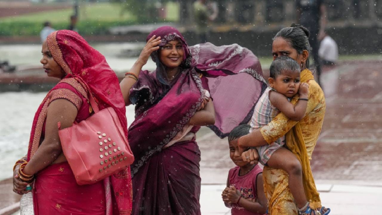 Karnataka Weather: ಬೆಂಗಳೂರು ಸೇರಿ ಕರ್ನಾಟಕದ 20ಕ್ಕೂ ಅಧಿಕ ಜಿಲ್ಲೆಗಳಲ್ಲಿ ಸೆ.24ರವರೆಗೂ ಮಳೆ Karnataka Weather: ಬೆಂಗಳೂರು ಸೇರಿ ಕರ್ನಾಟಕದ 20ಕ್ಕೂ ಅಧಿಕ ಜಿಲ್ಲೆಗಳಲ್ಲಿ ಸೆ.24ರವರೆಗೂ ಮಳೆ