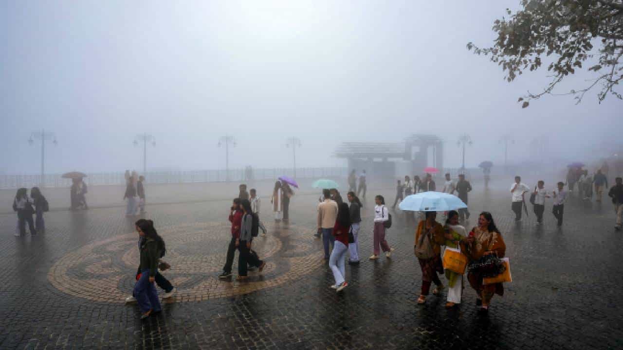 Karnataka Weather:  ಈ ವಾರಾಂತ್ಯ ಬೆಂಗಳೂರಿನಲ್ಲಿ ಧಾರಾಕಾರ ಮಳೆ, 9 ಜಿಲ್ಲೆಗಳಿಗೆ ಯೆಲ್ಲೋ ಅಲರ್ಟ್​