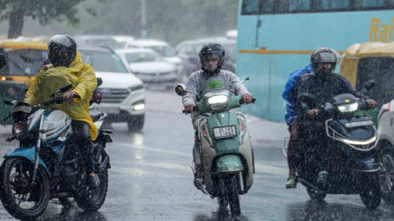 Karnataka Rains: ಕೊಪ್ಪಳ, ವಿಜಯಪುರಕ್ಕೆ ಆರೆಂಜ್ ಅಲರ್ಟ್, ಬೆಂಗಳೂರಿಗೆ ಯೆಲ್ಲೋ ಅಲರ್ಟ್, ಕರ್ನಾಟಕದಾದ್ಯಂತ ಭಾರಿ ಮಳೆ Karnataka Rains: ಕೊಪ್ಪಳ, ವಿಜಯಪುರಕ್ಕೆ ಆರೆಂಜ್ ಅಲರ್ಟ್, ಬೆಂಗಳೂರಿಗೆ ಯೆಲ್ಲೋ ಅಲರ್ಟ್, ಕರ್ನಾಟಕದಾದ್ಯಂತ ಭಾರಿ ಮಳೆ