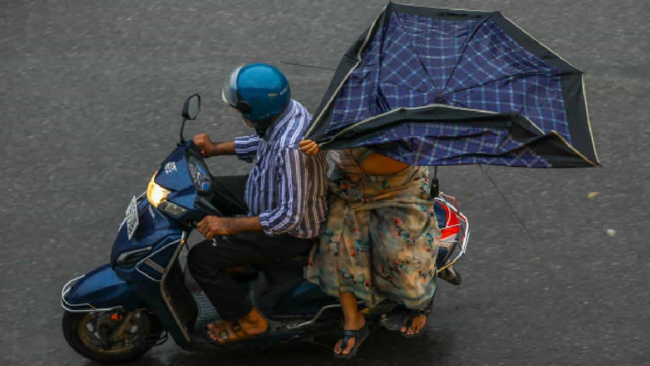 Karnataka Rains: ಮುಂದಿನ 2 ದಿನಗಳ ಕಾಲ ಕರ್ನಾಟಕದ ಉತ್ತರ ಒಳನಾಡಿನ 8 ಜಿಲ್ಲೆಗಳಲ್ಲಿ ಭಾರಿ ಮಳೆ Karnataka Rains: ಮುಂದಿನ 2 ದಿನಗಳ ಕಾಲ ಕರ್ನಾಟಕದ ಉತ್ತರ ಒಳನಾಡಿನ 8 ಜಿಲ್ಲೆಗಳಲ್ಲಿ ಭಾರಿ ಮಳೆ