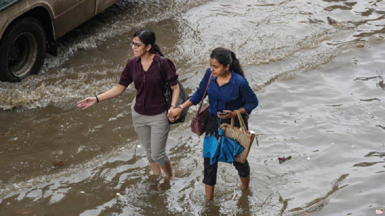 Karnataka Weather: ಕರ್ನಾಟಕದ ಕರಾವಳಿ ಹಾಗೂ ಉತ್ತರ ಒಳನಾಡಿನಲ್ಲಿ ಅ.1ರವರೆಗೂ ಭಾರಿ ಮಳೆ Karnataka Weather: ಕರ್ನಾಟಕದ ಕರಾವಳಿ ಹಾಗೂ ಉತ್ತರ ಒಳನಾಡಿನಲ್ಲಿ ಅ.1ರವರೆಗೂ ಭಾರಿ ಮಳೆ