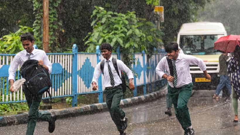 Karnataka Rains: ಬೆಂಗಳೂರು ಸೇರಿ ಕರ್ನಾಟಕದ 19 ಜಿಲ್ಲೆಗಳಲ್ಲಿ ಮುಂದಿನ 3 ದಿನ ಧಾರಾಕಾರ ಮಳೆ, ಯೆಲ್ಲೋ ಅಲರ್ಟ್