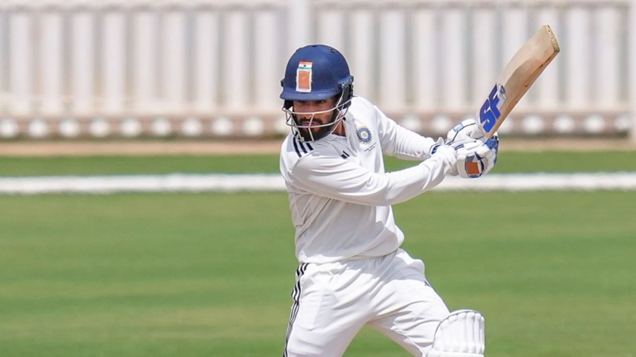 Duleep Trophy 2025 Final: ಭರ್ಜರಿ ಶತಕ ಸಿಡಿಸಿದ ಆರ್ಸಿಬಿ ನಾಯಕ ರಜತ್ ಪಾಟಿದರ್ Duleep Trophy 2025 Final: ಭರ್ಜರಿ ಶತಕ ಸಿಡಿಸಿದ ಆರ್ಸಿಬಿ ನಾಯಕ ರಜತ್ ಪಾಟಿದರ್