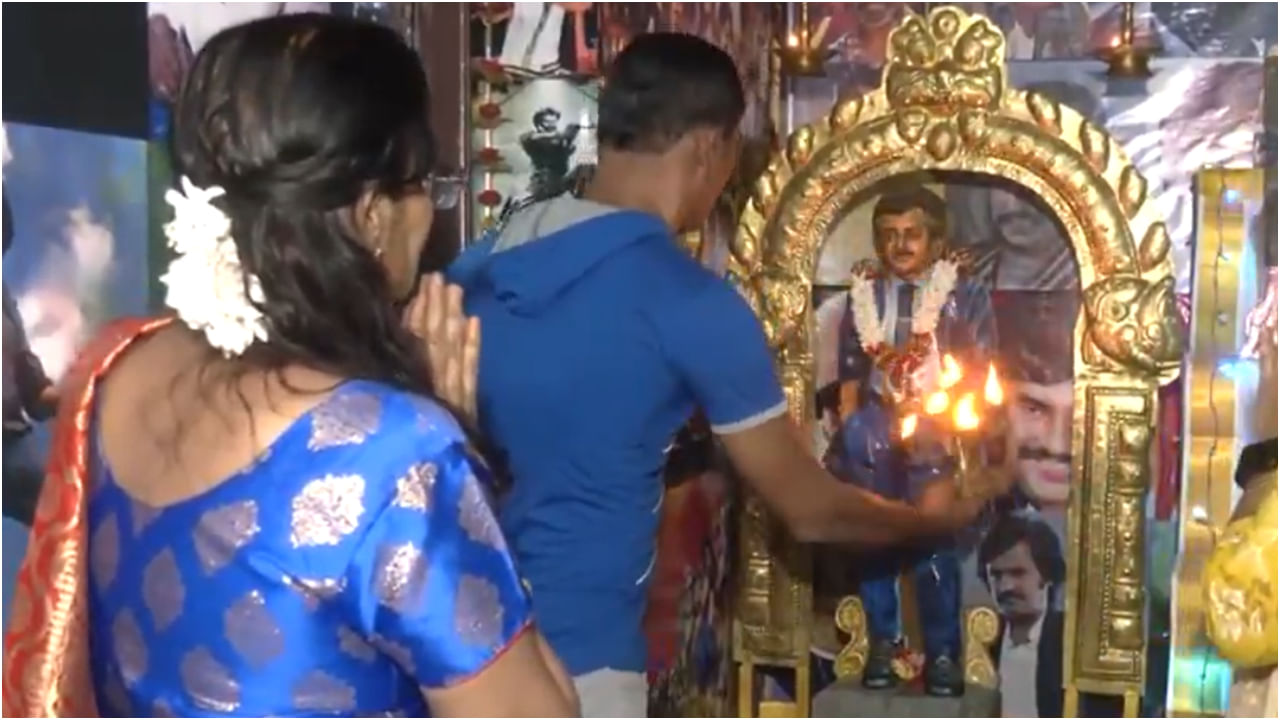 ನಟ ರಜನಿಕಾಂತ್ ಮೂರ್ತಿಗೆ ಪೂಜೆ ಮಾಡಿ ನವರಾತ್ರಿ ಆಚರಿಸುತ್ತಿರುವ ಅಭಿಮಾನಿ